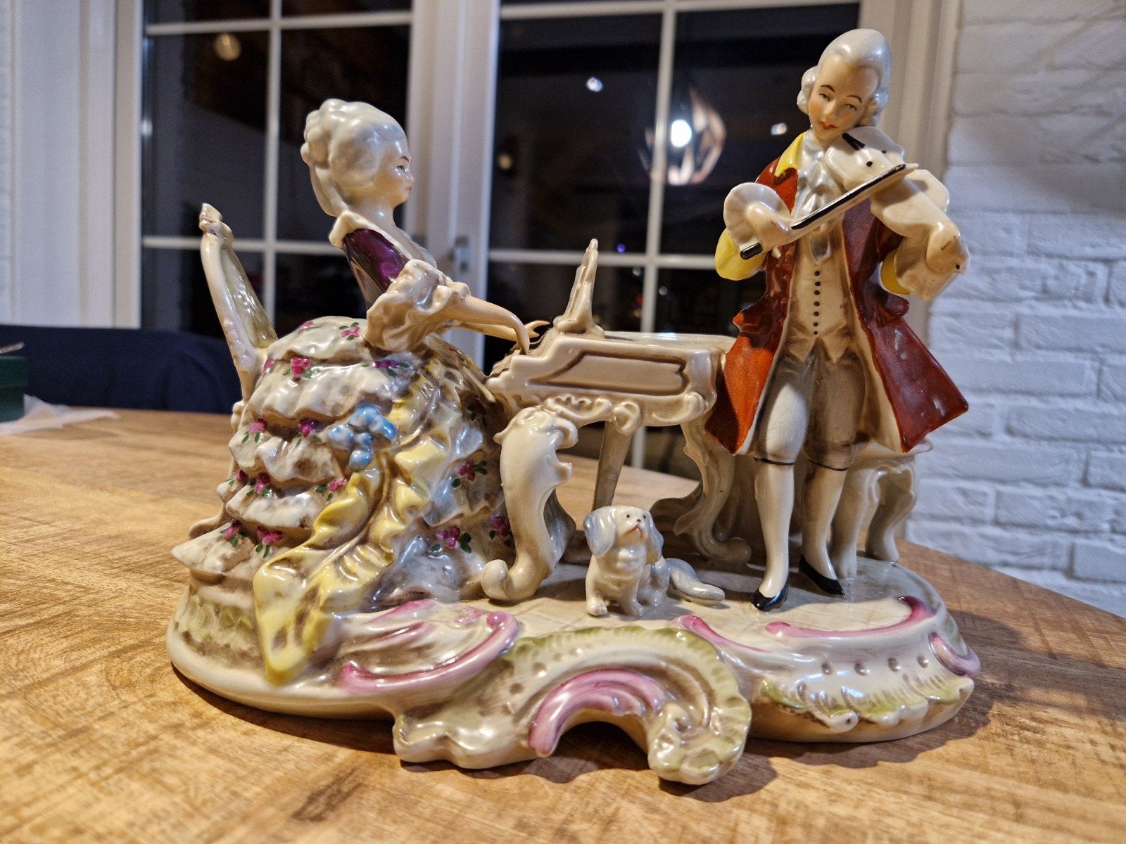 Antiek Porseleinen Beeldje: Muzikaal Duo met Hondje, Ophalen of Verzenden