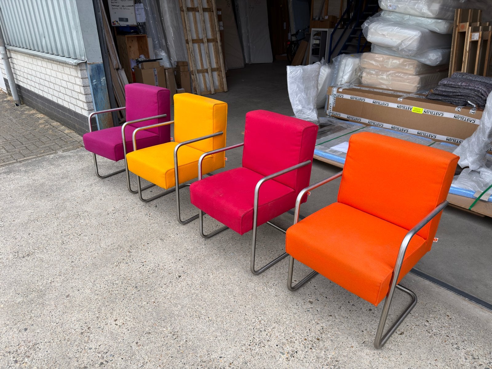 50,- per stoelSet van 4 kleurrijke stoelen met metalen frame, Huis en Inrichting, Stoelen, Ophalen, Gebruikt, Overige kleuren