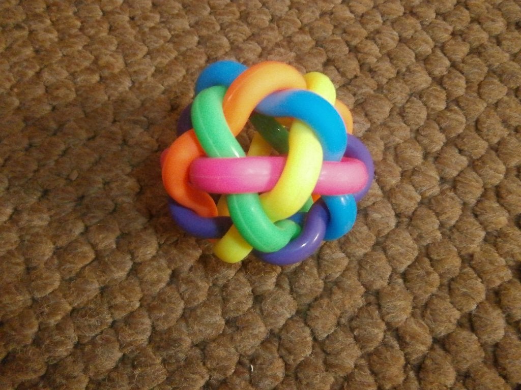 bal klein felle kleuren rubber balletje met kabels speelgoed, Ophalen of Verzenden, Zo goed als nieuw, Jongen of Meisje