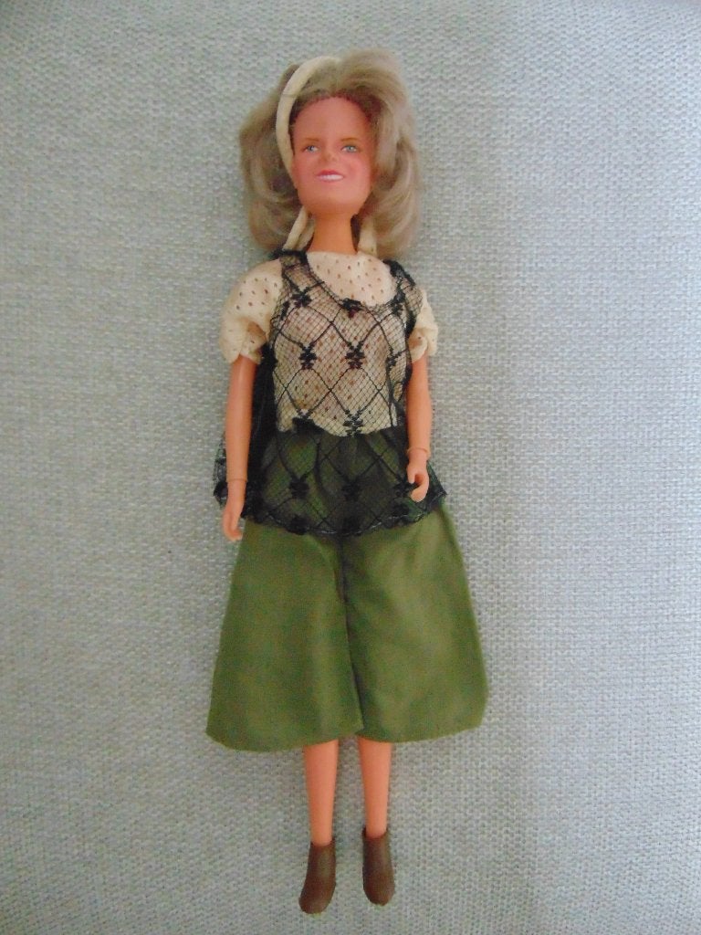 Dolly Dots Barbie Angela Mayday pop + kleding, Verzamelen, Poppen, Ophalen of Verzenden, Gebruikt, Pop