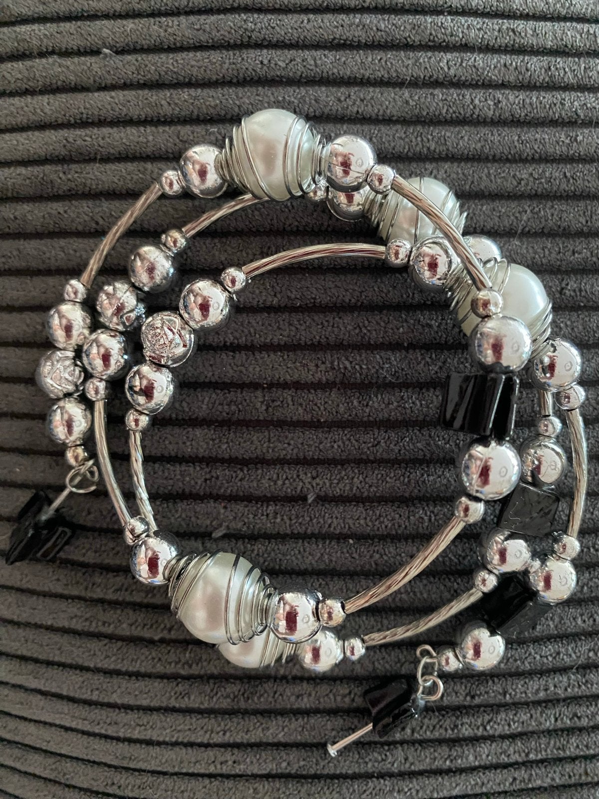 Leuke spiraal armband met zilverkleurige kralen en parels, Overige materialen, Nieuw, Ophalen of Verzenden, Met bedels of kralen