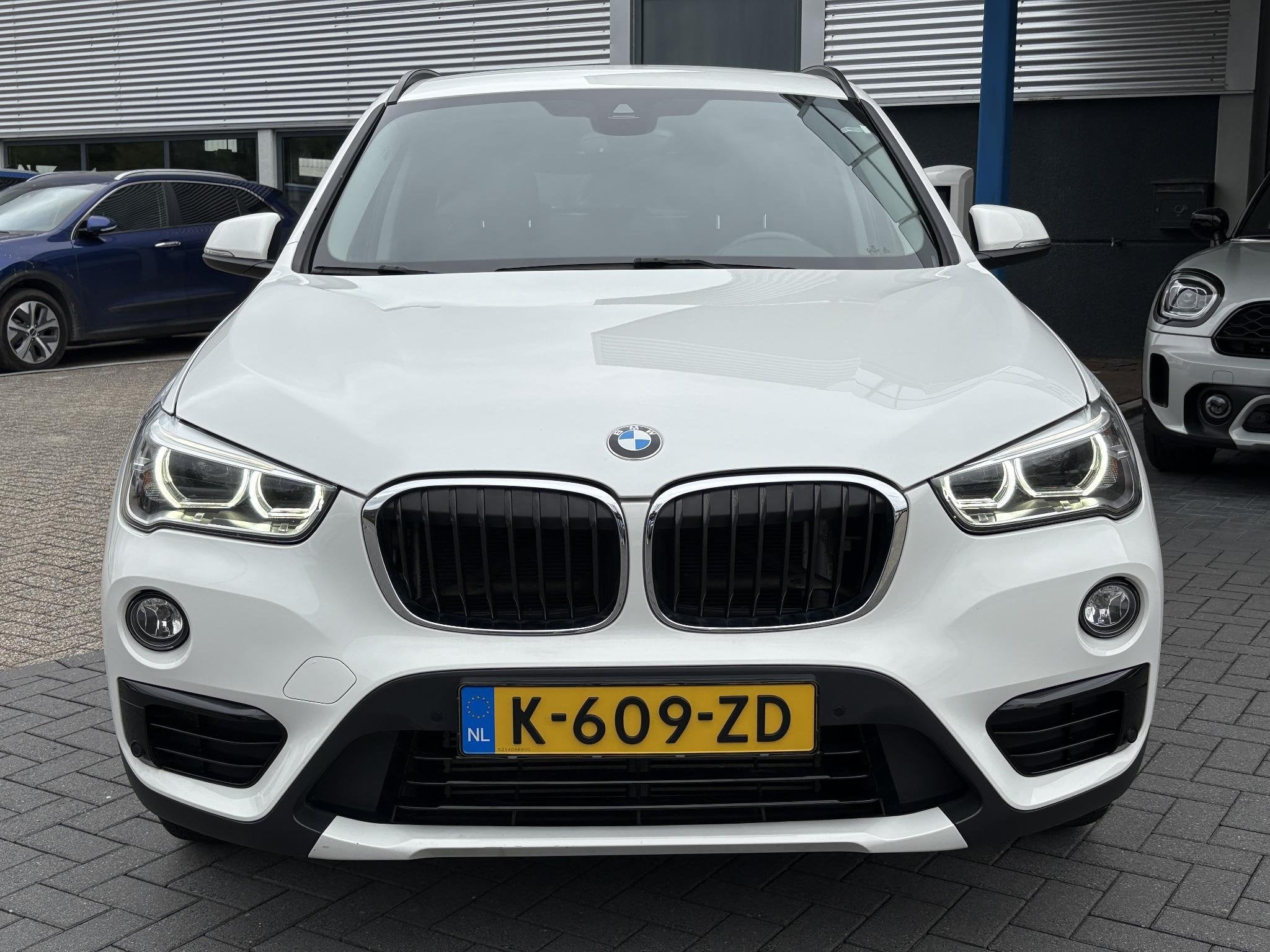BMW X1 xDrive20i High Executive 192 Pk | Stoelverwarming | E, Auto's, Gebruikt, Euro 6, 2000 kg, Wit
