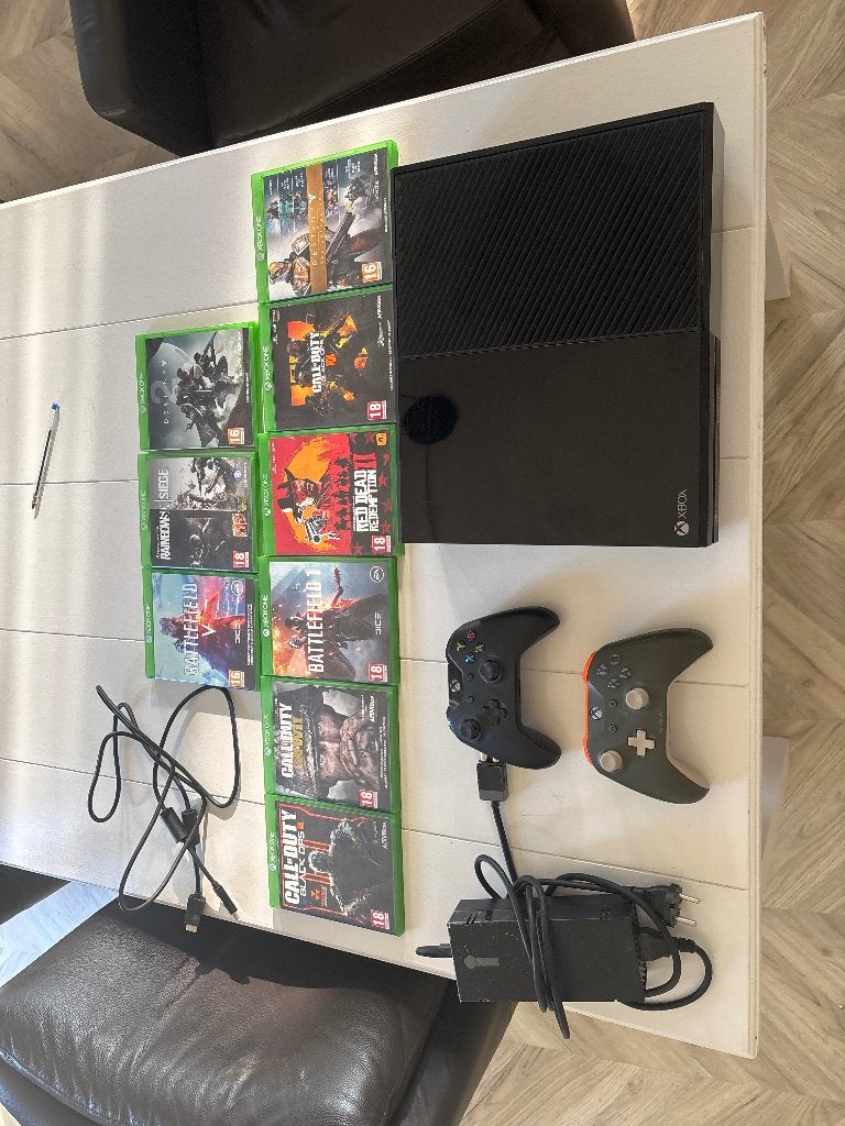 Xbox one met spellen en controlers, 2 spelers, Ophalen of Verzenden, Zo goed als nieuw, Vanaf 3 jaar