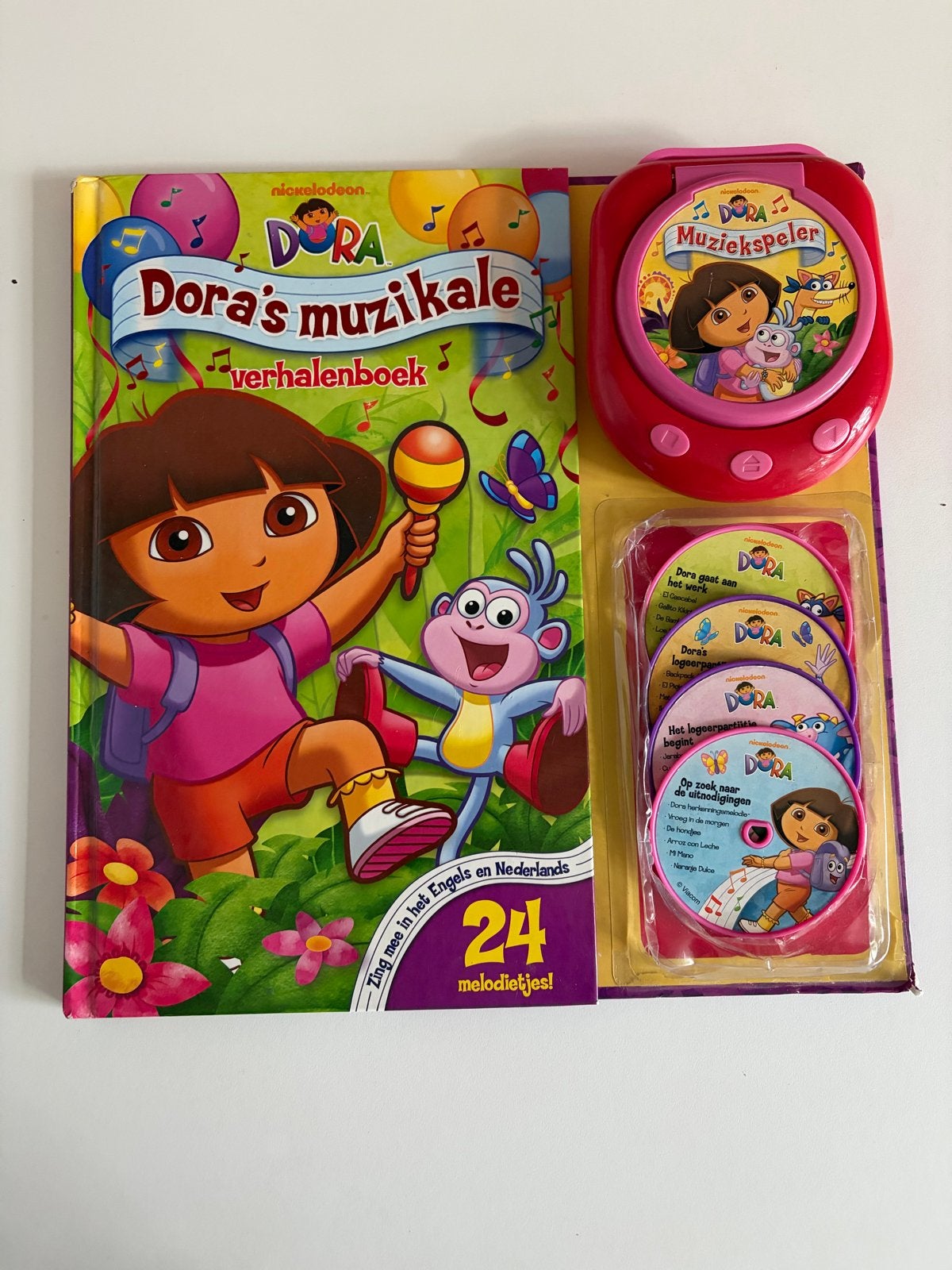 Dora's Muzikale Verhalenboek met Muziekspeler en CD's, Gebruikt, Verzamelbox, Alle leeftijden, Inclusief boekje