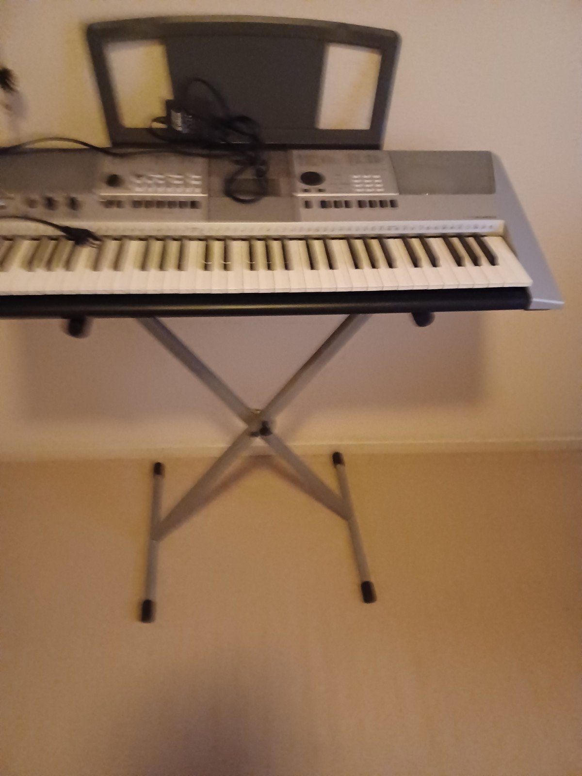 keyboard  Yamaha compleet met standaard en oplader, Ophalen, 61 toetsen, Yamaha, Met standaard