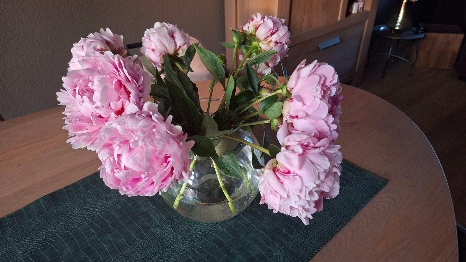 Prachtige roze pioenrozen in glazen vaas, Ophalen of Verzenden, Zo goed als nieuw, Overige kleuren, Glas