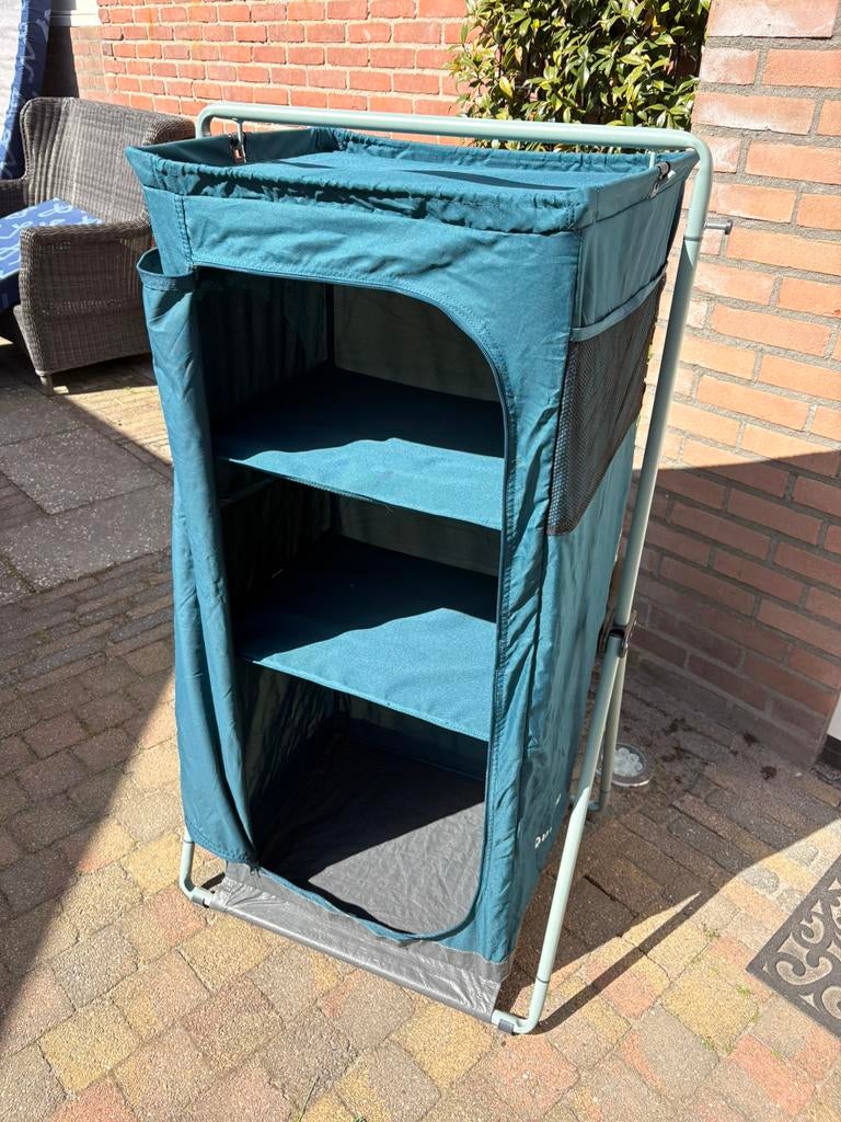 Opvouwbare en compacte campingkast Quechua, Caravans en Kamperen, Kampeermeubelen, Zo goed als nieuw, Campingkast, Ophalen