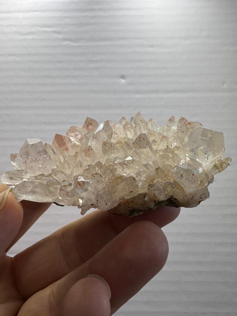 Bergkristal kwarts cluster hematiet - Goboboseb, Namibië, Ophalen of Verzenden, Mineraal