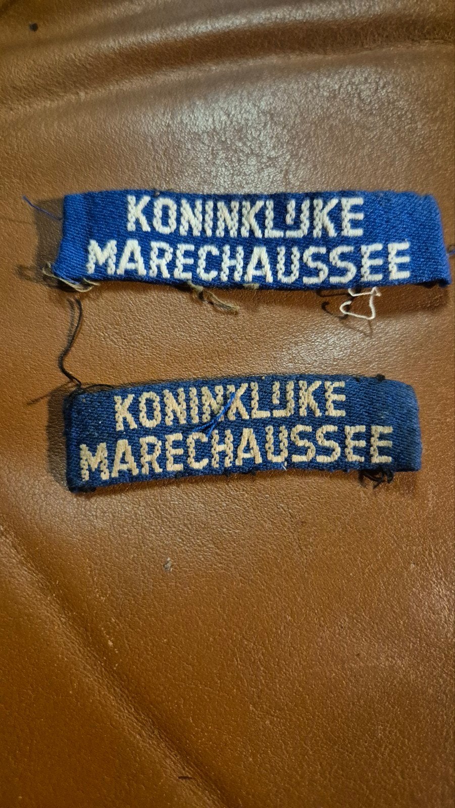 2x Koninklijke Marechaussee embleem/badge, Verzamelen, Ophalen of Verzenden, Marechaussee, Nederland, Embleem of Badge