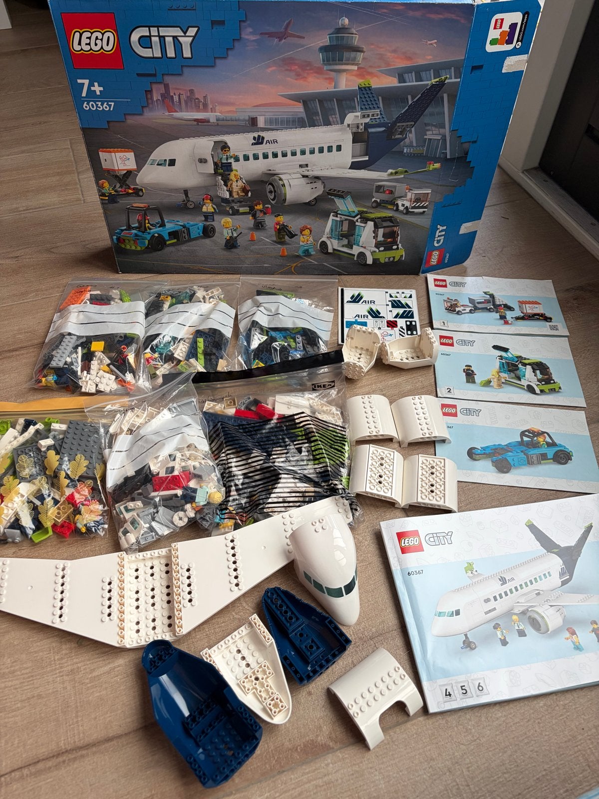LEGO City Passagiersvliegtuig (60367) - incl doos en boekjes, City, Lego, Ophalen of Verzenden, Zo goed als nieuw