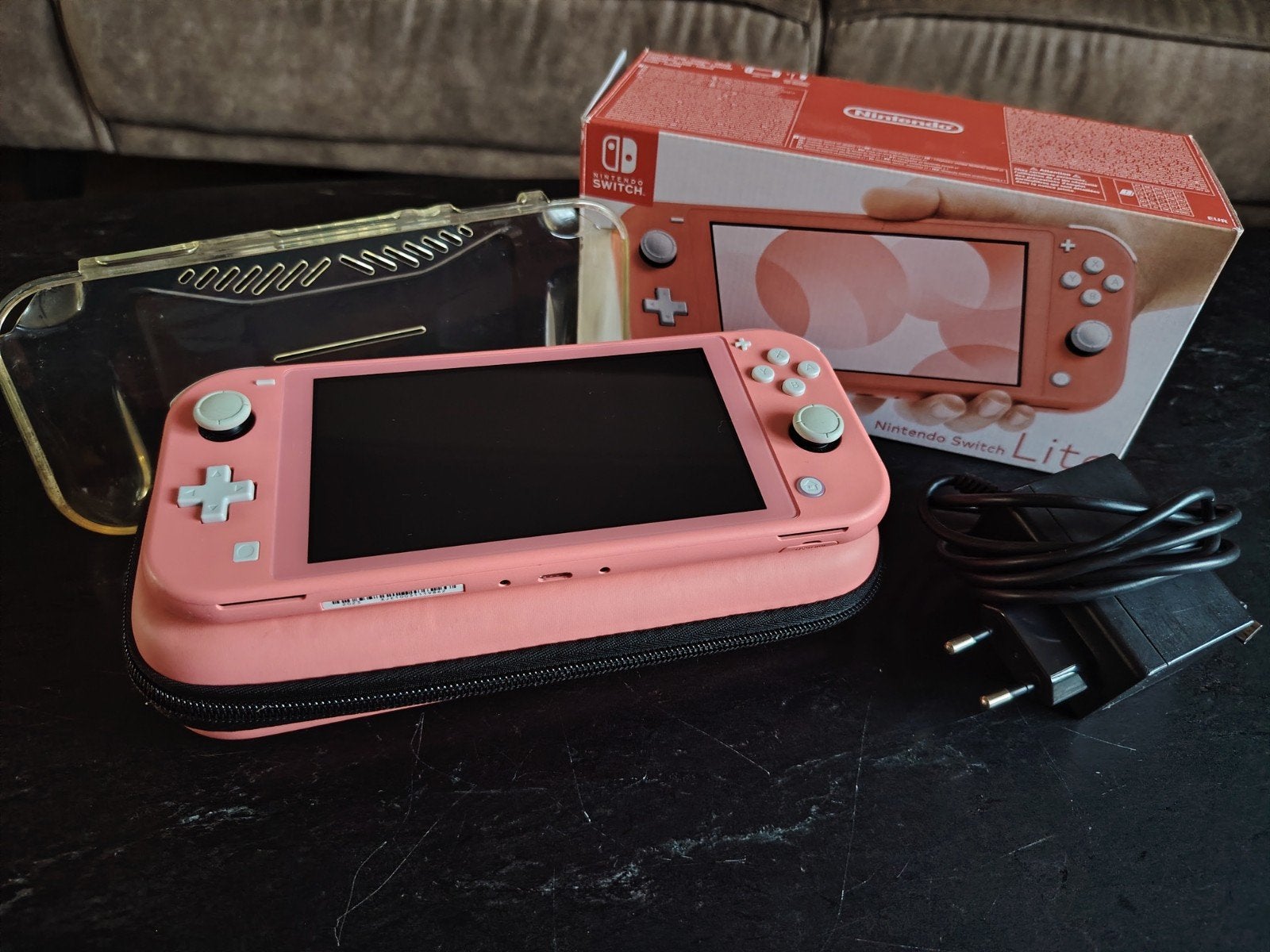 Nintendo Switch Lite Coral + hoes, adapter en doos, Spelcomputers en Games, Ophalen of Verzenden, Roze of Coral, Zo goed als nieuw
