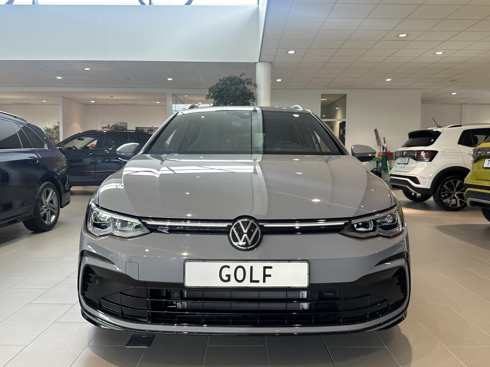 Volkswagen Golf Variant 1.5 eTSI R-Line Business+ | Panorami, 12 maanden, Stof, 1498 cc, Euro 6