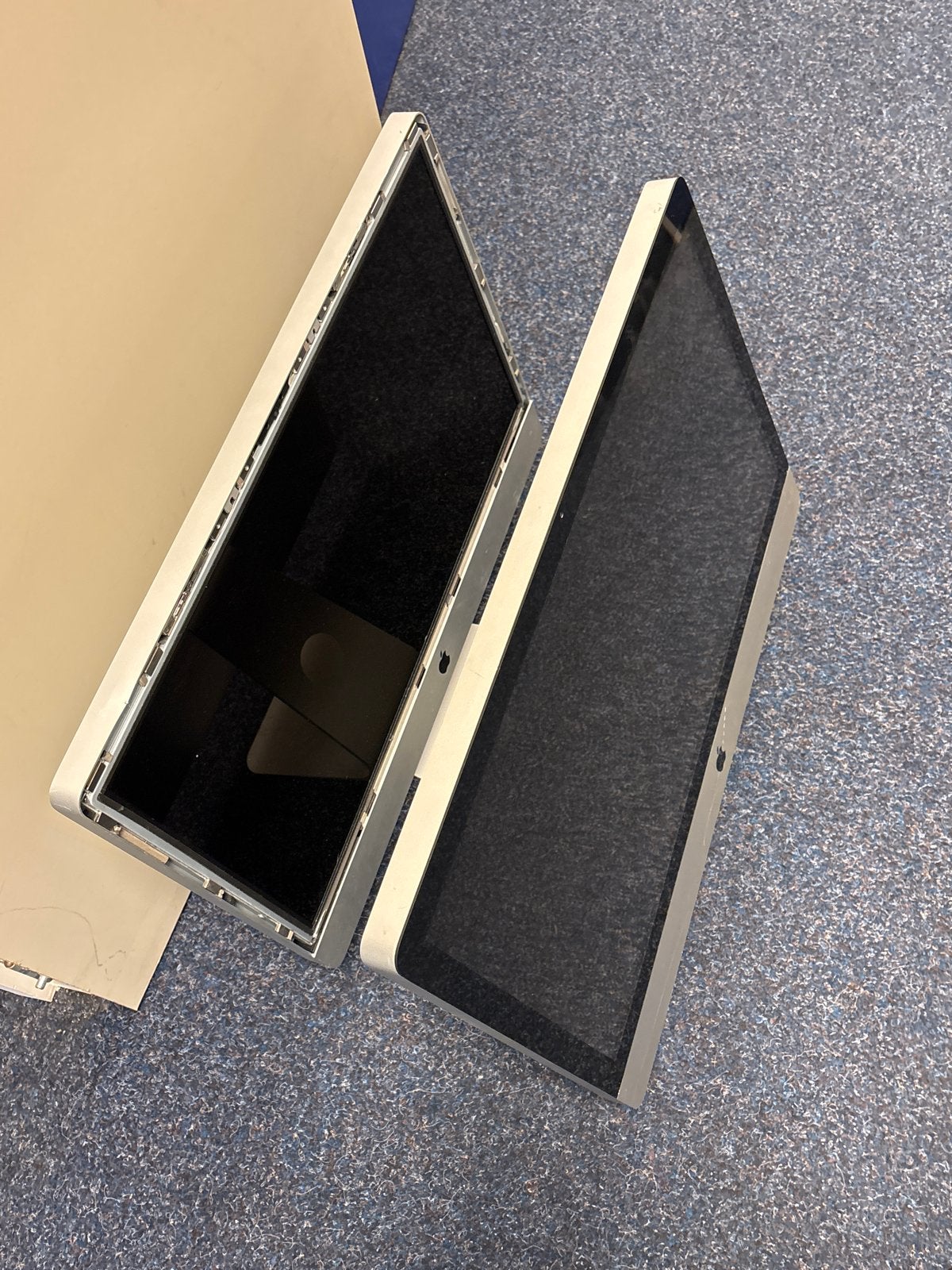 2x Apple iMac (2010 & 2011) - Defect voor onderdelen/reparat, Computers en Software, Apple Desktops, Ophalen of Verzenden, Niet werkend
