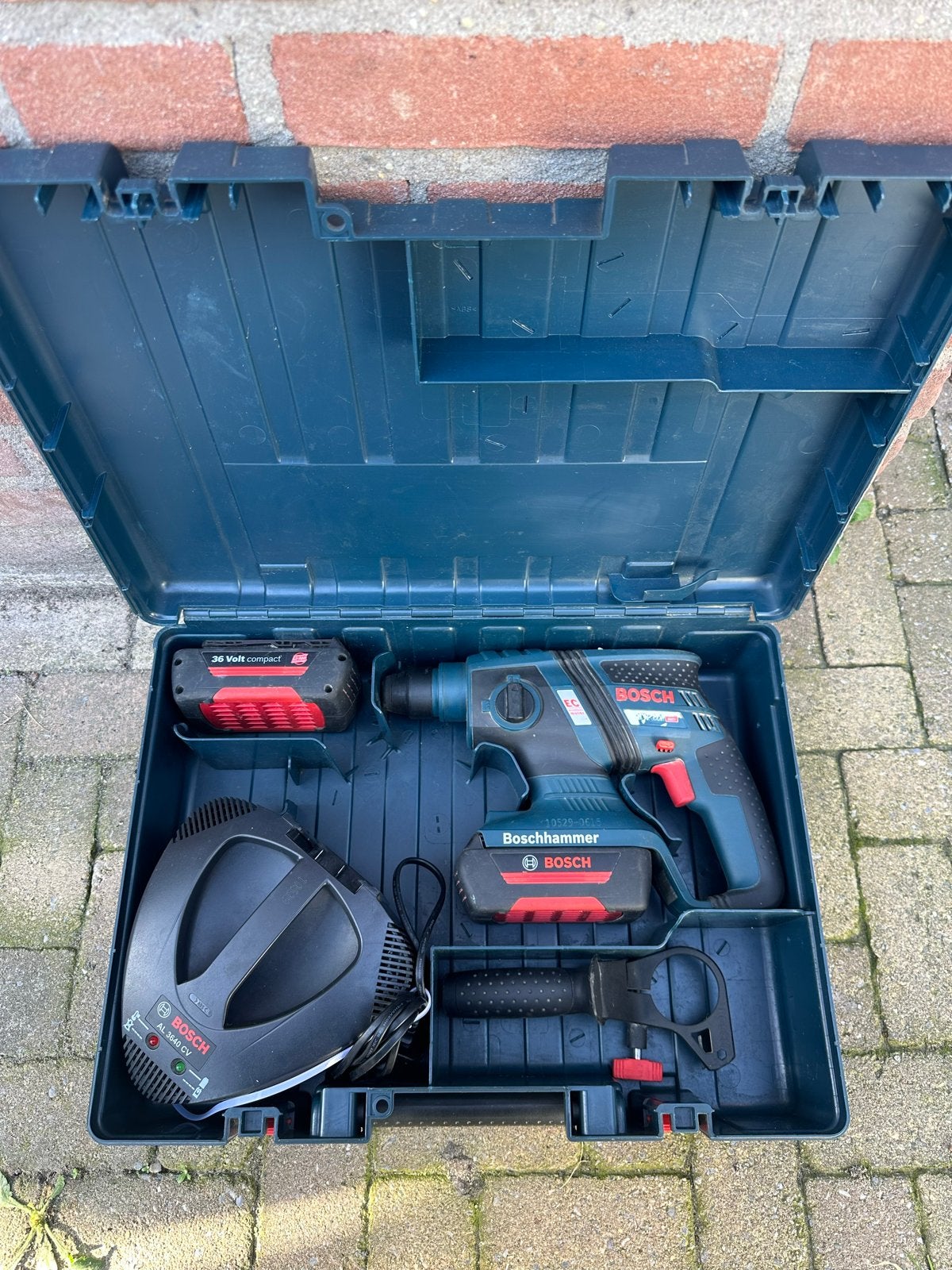 Boschhamer 36V compact met lader en 2 accu's, Boor- en/of Breekhamer, Ophalen of Verzenden, Klopboormechanisme, Gebruikt