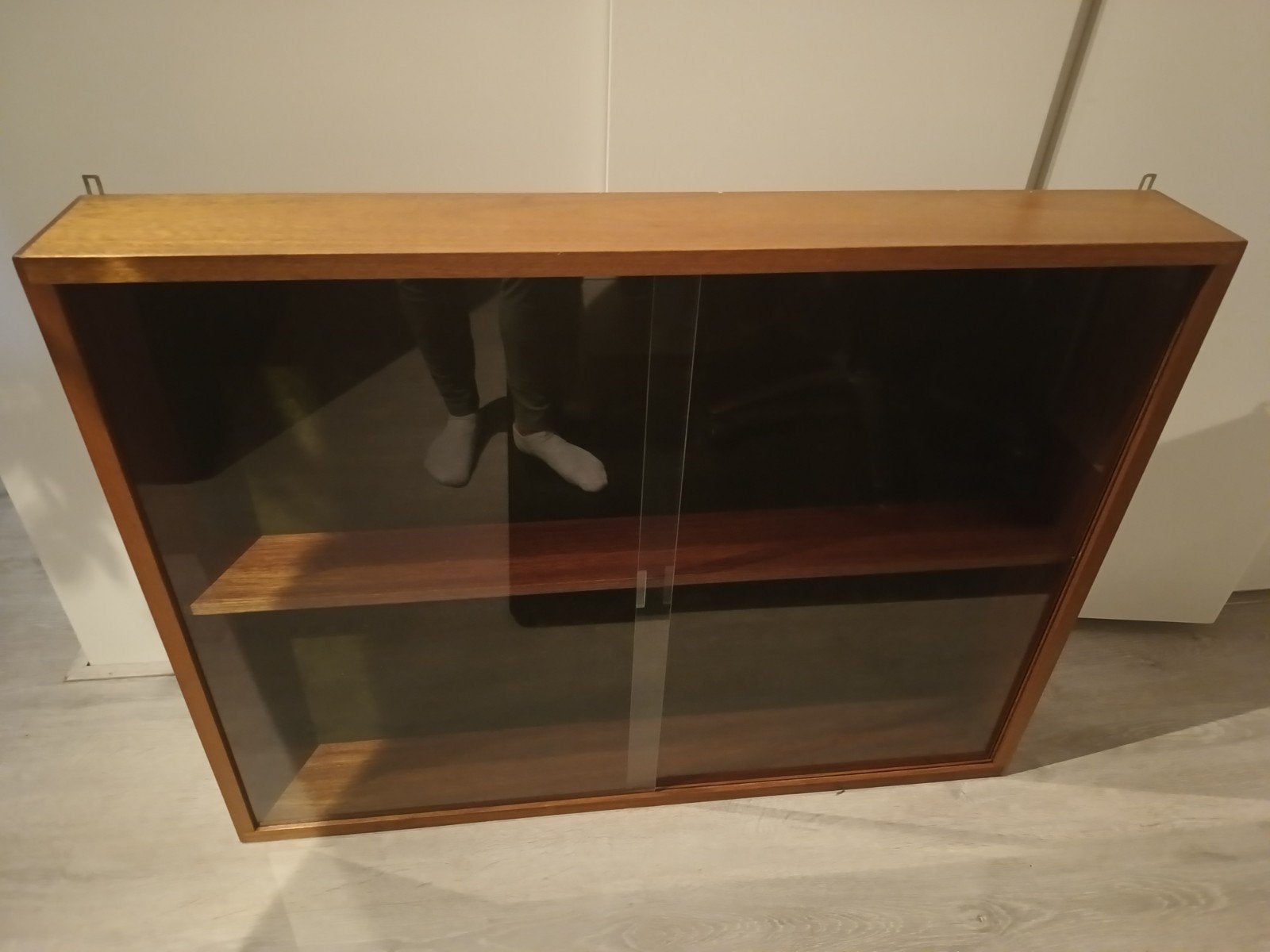 Houten prijzenkast met glazen schuifdeuren, Ophalen, Gebruikt, Glas, 50 tot 100 cm