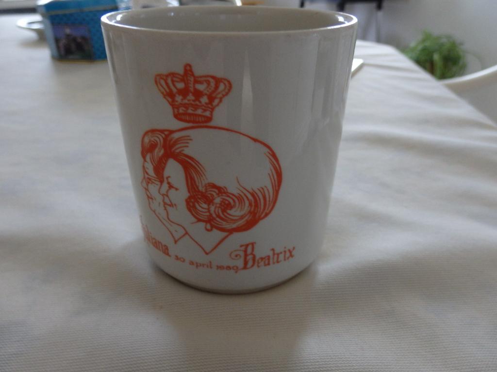 Beker Juliana & Beatrix 30 april 1980, Ophalen of Verzenden, Zo goed als nieuw, Servies