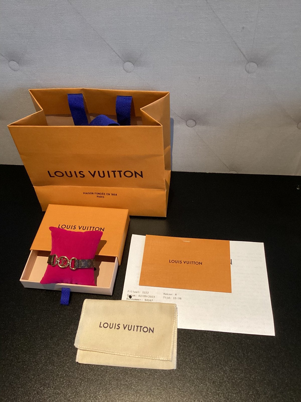 Louis Vuitton armband gouden logo nieuwstaat, Ophalen of Verzenden, Nieuw, Goud, Leer