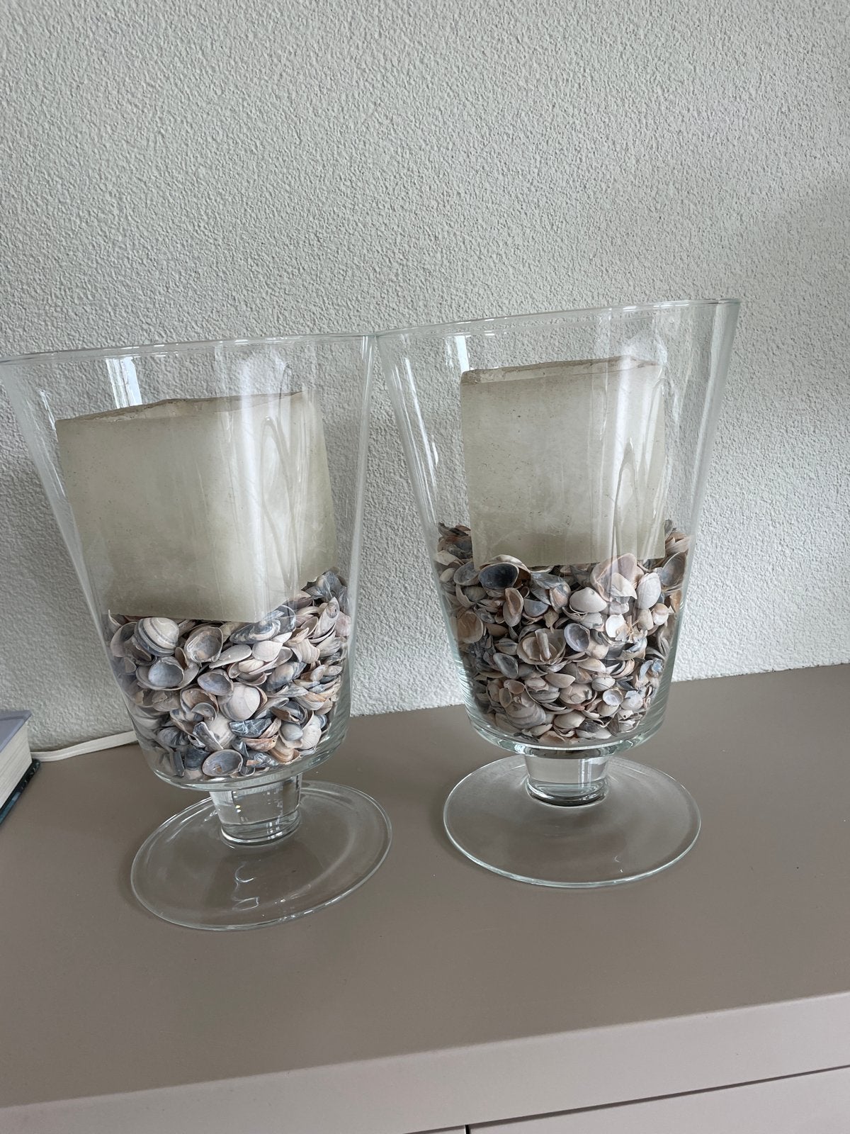 Set van 2 glazen kandelaars met schelpen en kaarsen, Ophalen, Meerkleurig, Overige merken, Kandelaar