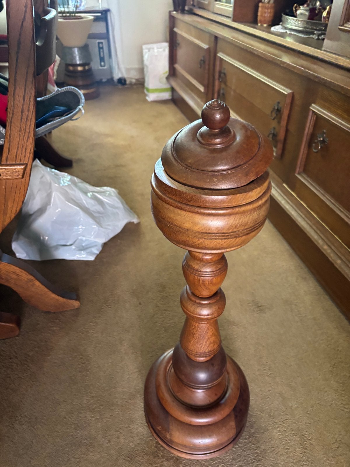 Antieke houten pot met deksel op standaard, Ophalen