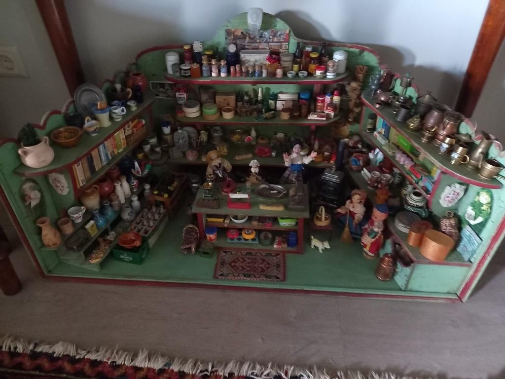 Poppenhuis of winkeltje met inhoud, Ophalen, Gebruikt, Poppenhuis