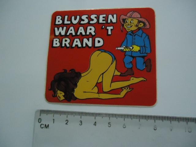 sticker oud Strip pinup bloot brandweer pin up kermis retro, Verzamelen, Stickers, Verzenden, Zo goed als nieuw, Bedrijf of Vereniging