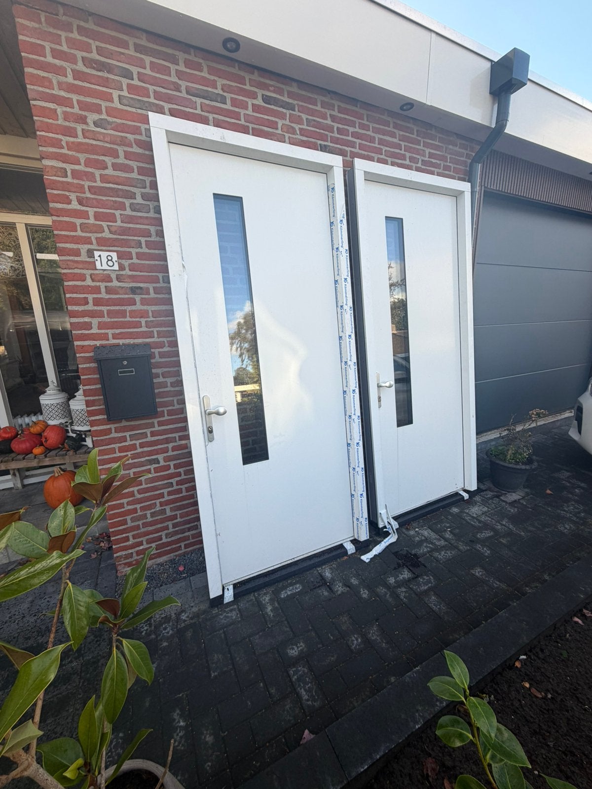 2 nieuwe voordeuren, Kunststof, Raamkozijn, Zo goed als nieuw, Ophalen