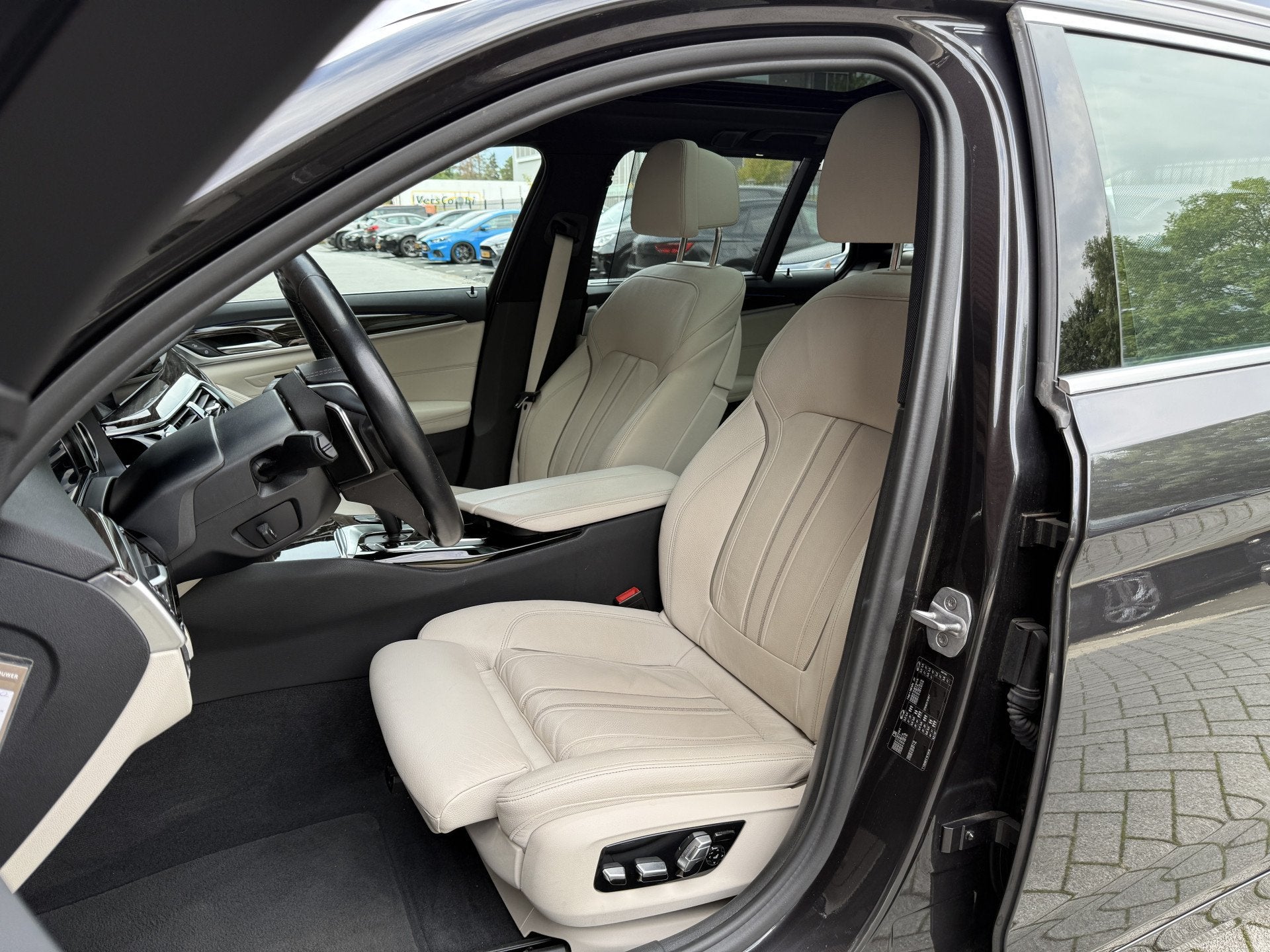 Foto 6 van BMW 5 Serie Touring 520i High Executive Sport Line
