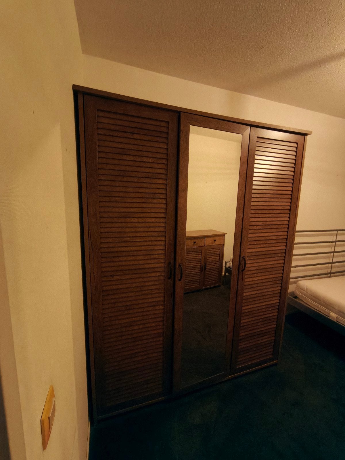 MANDERUP Kledingkast met spiegel en louvredeuren, Ophalen, Met deur(en), Gebruikt, Modern, functioneel