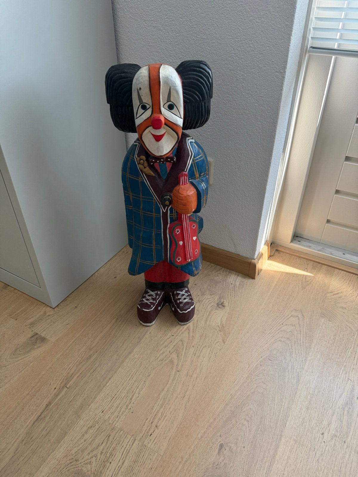 Houten clown beeld - Handgesneden en beschilderd, Antiek en Kunst, Ophalen, Overige onderwerpen, 50 - 100 cm, Beeld