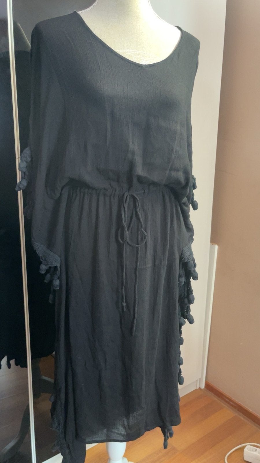 Zwarte Kaftan Jurk met Pompons, Zwart, Zo goed als nieuw, Onder de knie, Ophalen