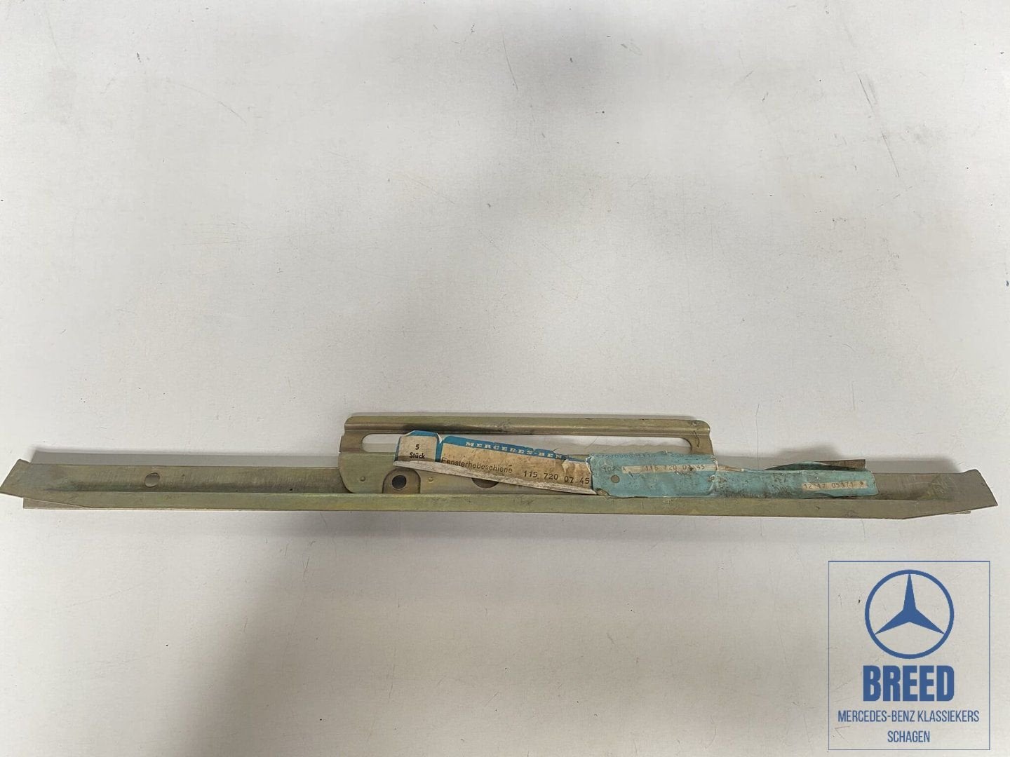 NOS zijruithouder linksvoor voor Mercedes-Benz W114 W115 /8, -, Nieuw, Ophalen of Verzenden, -
