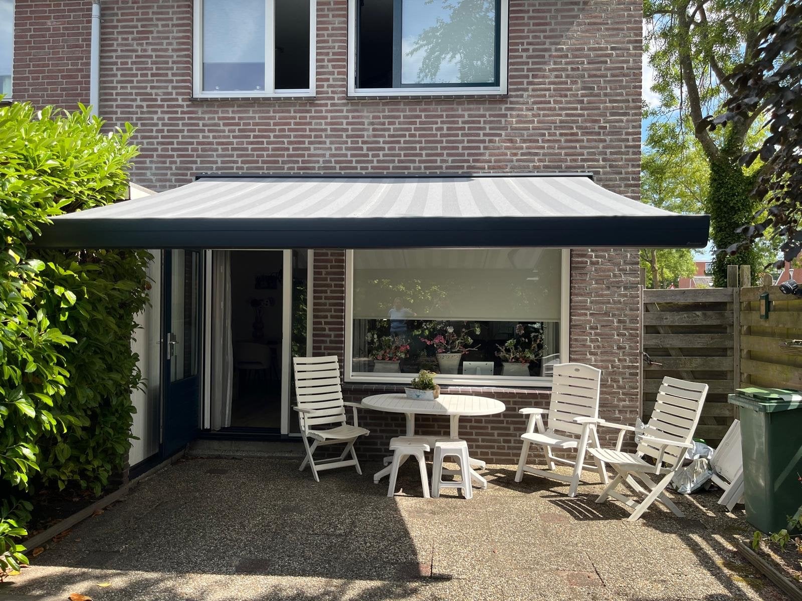 Zonnescherm knikarmscherm grijs gestreept, Tuin en Terras, Zonneschermen, Ophalen, Gebruikt, Elektrisch, 250 cm tot 450 cm
