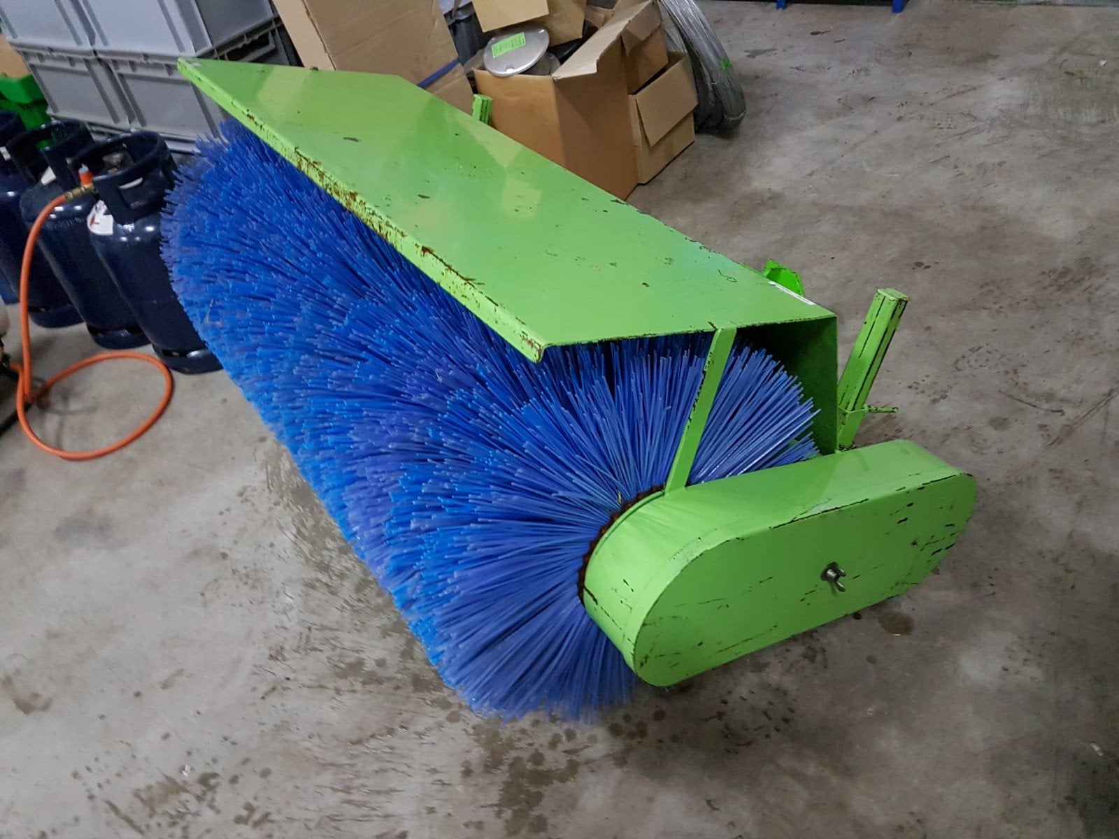 Veegmachine / Veegborstel , tweewielige tractor , Ferrari ,, Ophalen of Verzenden, Zo goed als nieuw