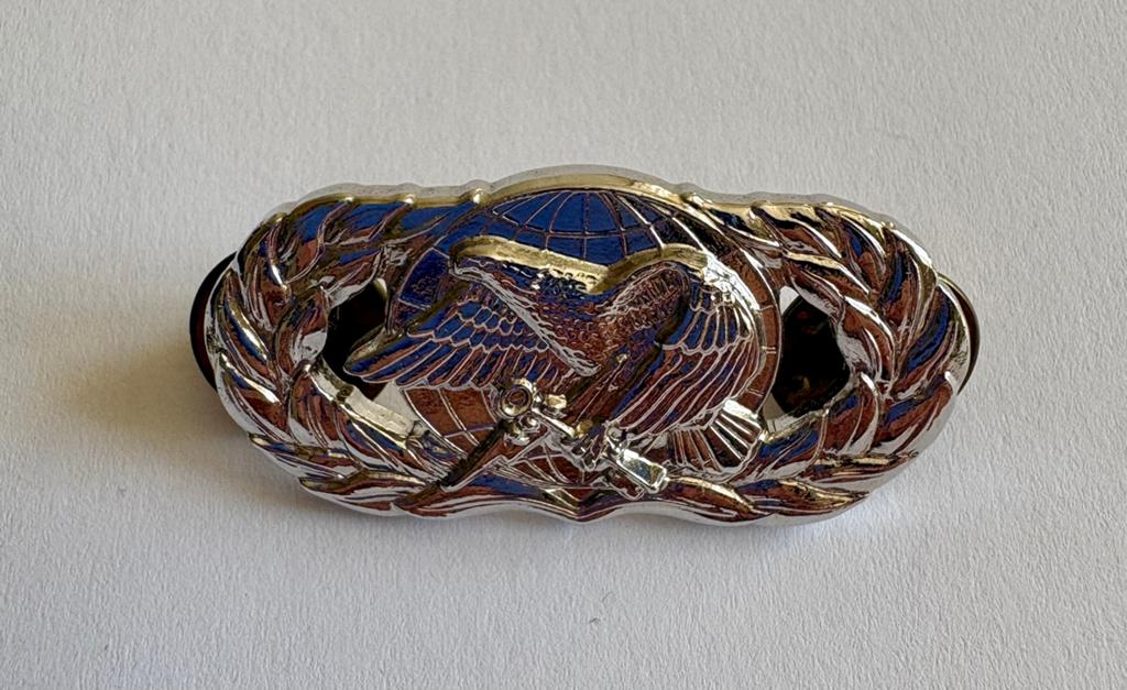 US AIR FORCE SUPPLY FUEL BADGE PIN, Ophalen of Verzenden, Luchtmacht, Amerika, Embleem of Badge