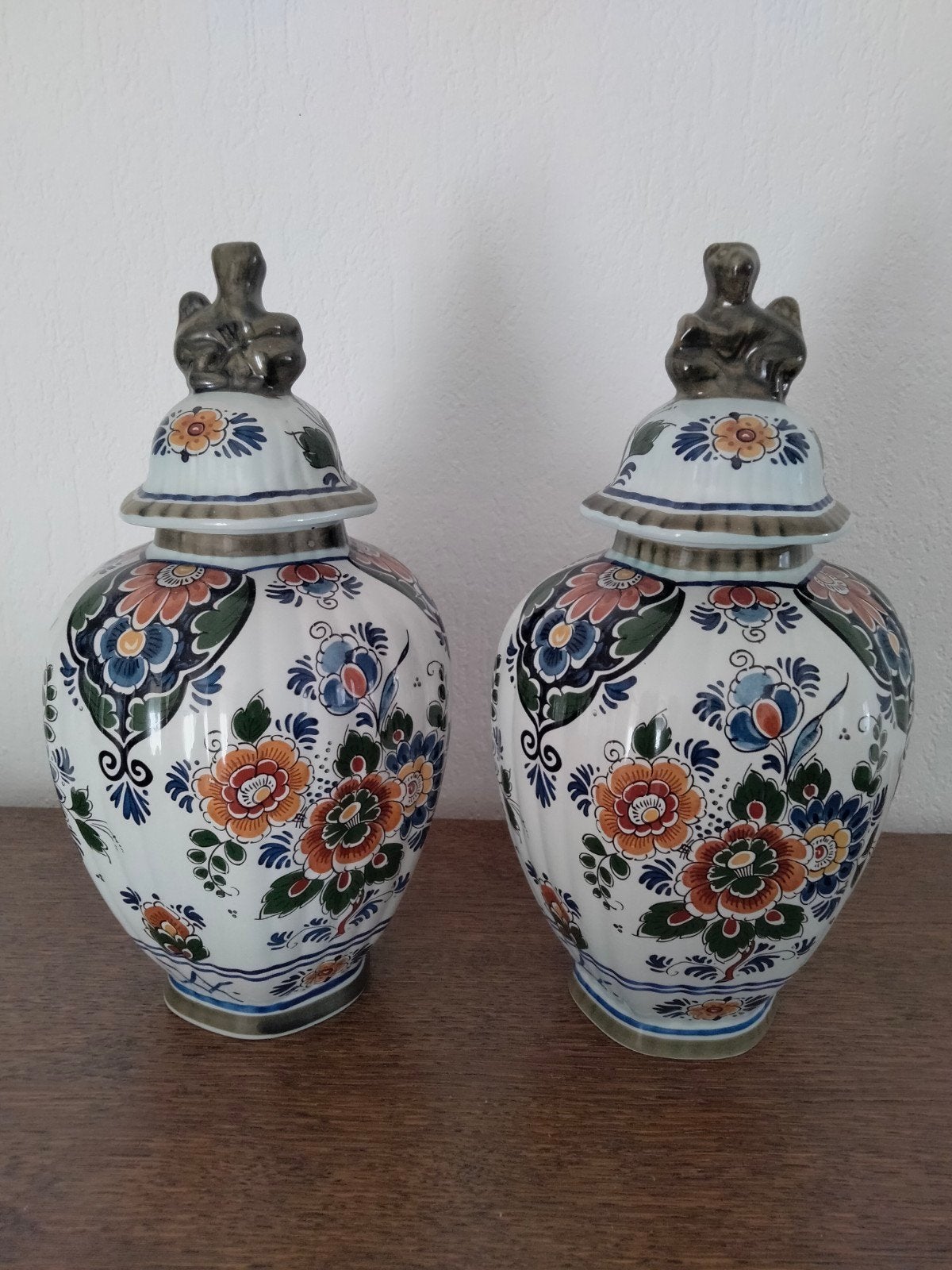 Set van 2 polychrome Delfts blauwe vazen met deksel, Ophalen of Verzenden