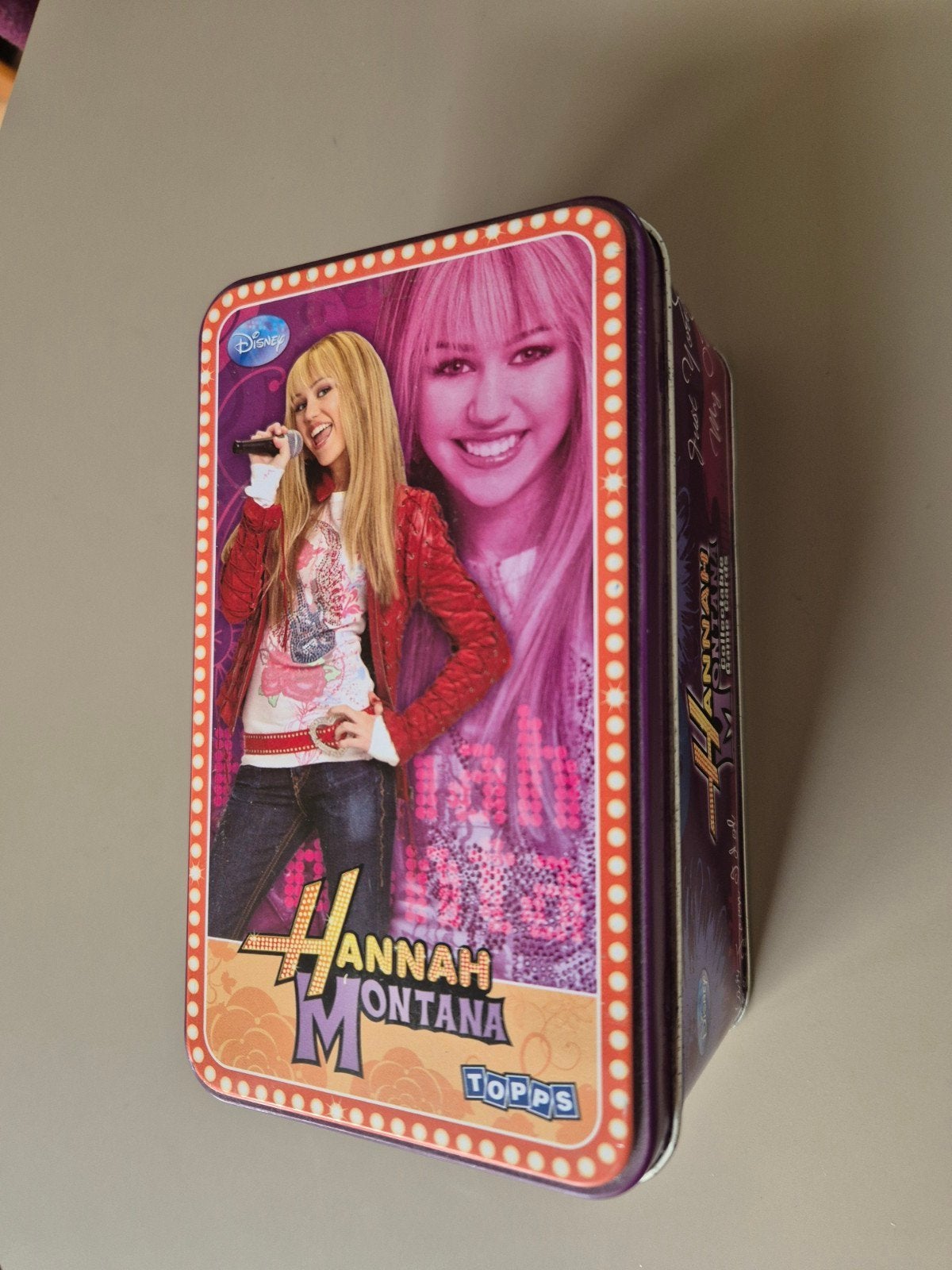 Blikje met afbeelding Hannah Montana 16x9xh7 cm, Ophalen of Verzenden, Zo goed als nieuw, Overige