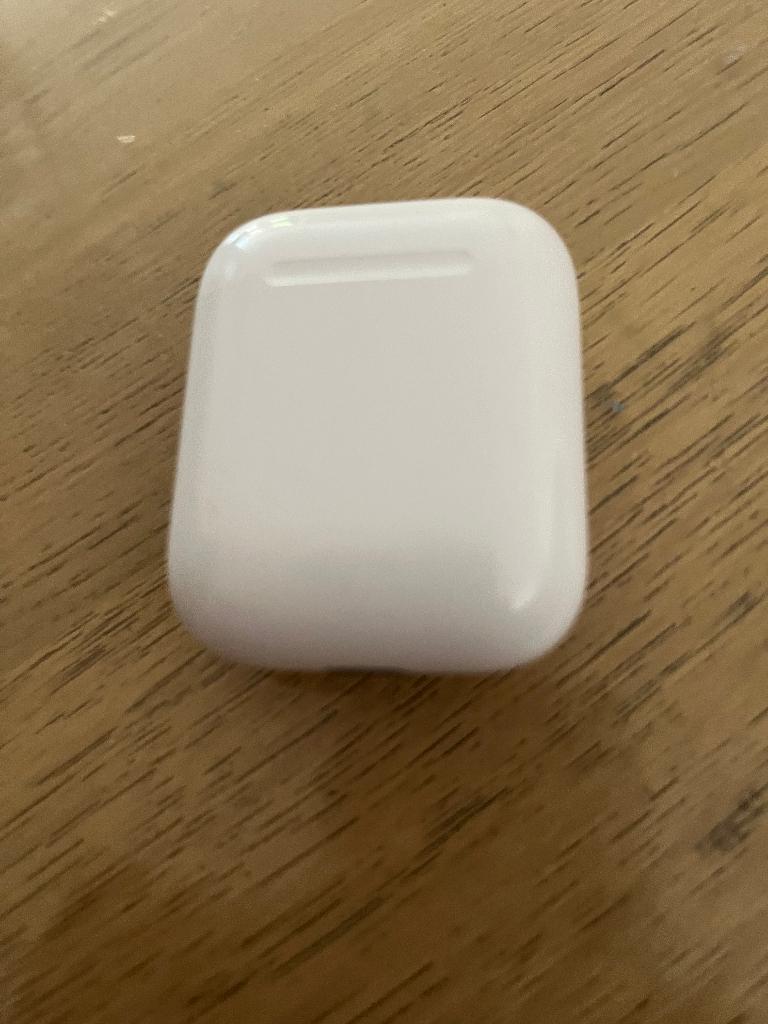Apple Airpod case, Gebruikt, Ophalen of Verzenden, Apple, In oorschelp (earbud)