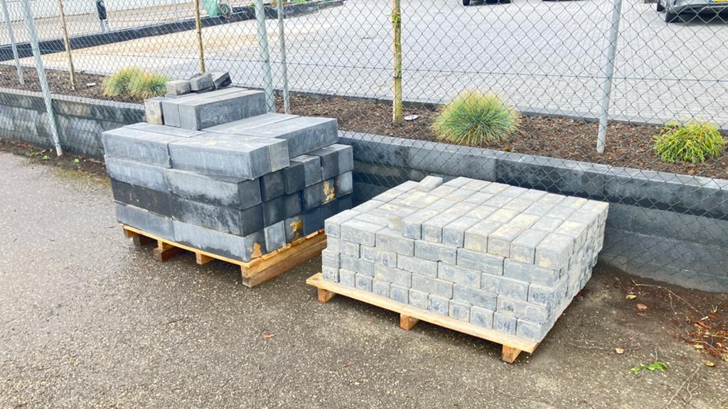 Gratis ophalen, 50 stapelblokken en 150 zwarte klinkers., Tuin en Terras, Tegels en Klinkers, Ophalen, Beton, Klinkers
