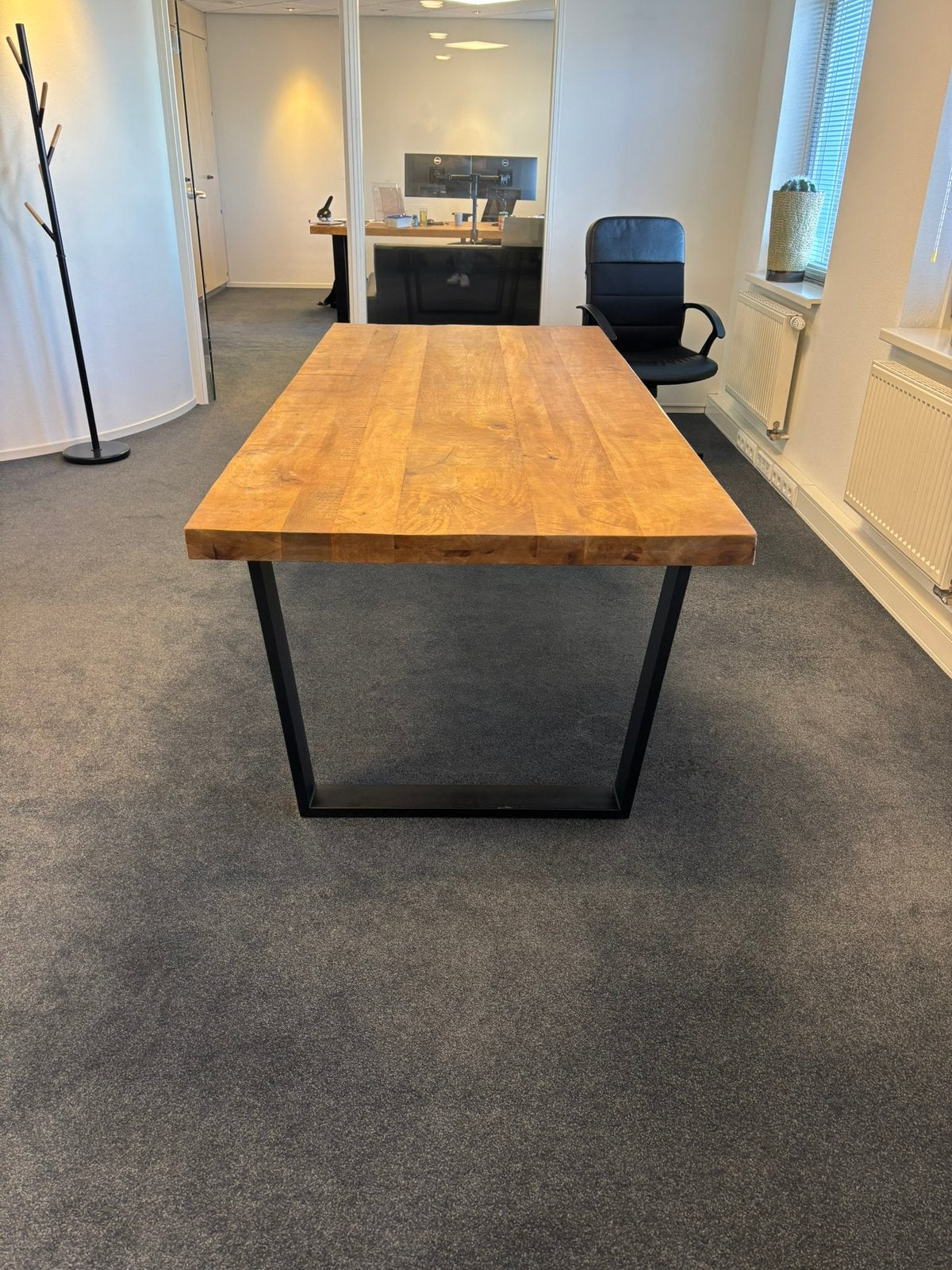 Robuuste houten tafel met metalen onderstel, Ophalen, 50 tot 100 cm, Zo goed als nieuw, 150 tot 200 cm