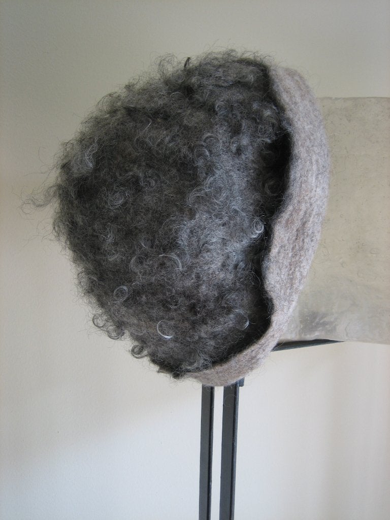 Nieuw! Handmade grijs gevilt krullig hoedje, mt 32 SNAZZEYS, Ophalen of Verzenden, Nieuw, One size fits all, Hoed