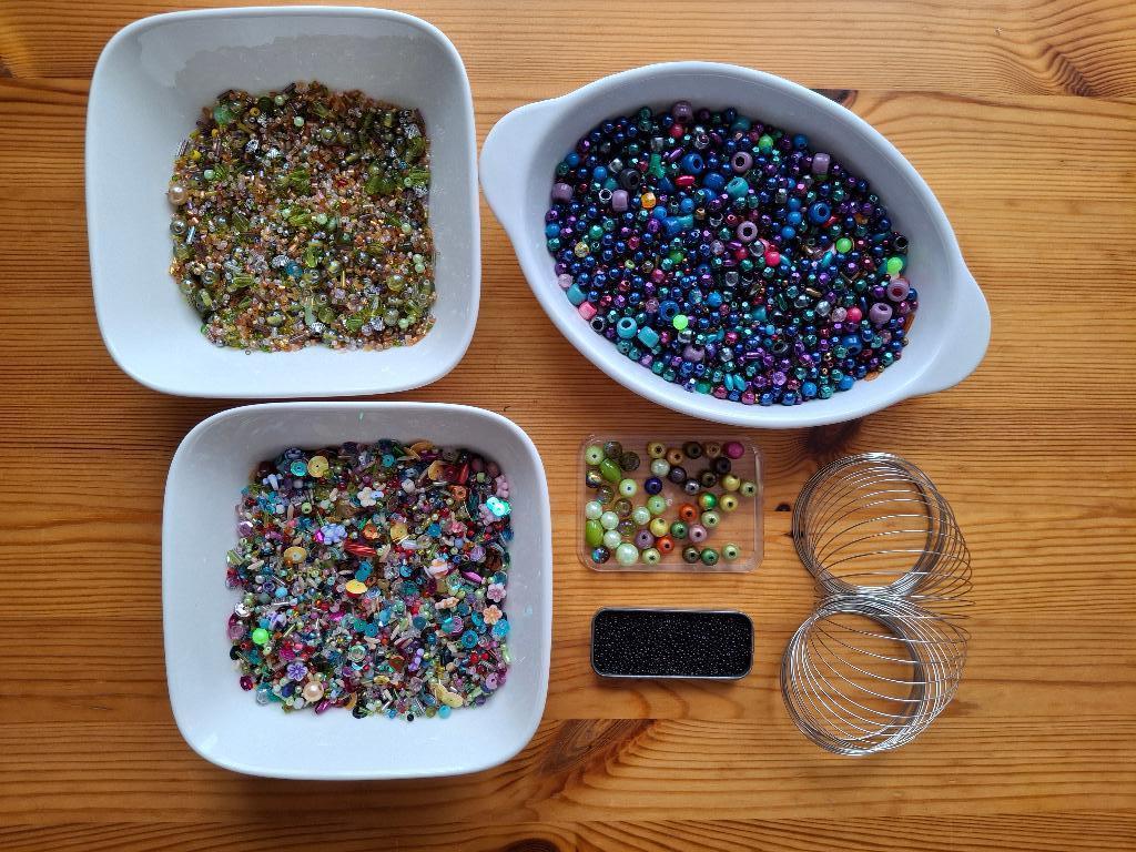 3 bakjes met kralen + ijzerdraad voor armbandjes, Hobby en Vrije tijd, Ophalen of Verzenden, Nieuw, Kraal