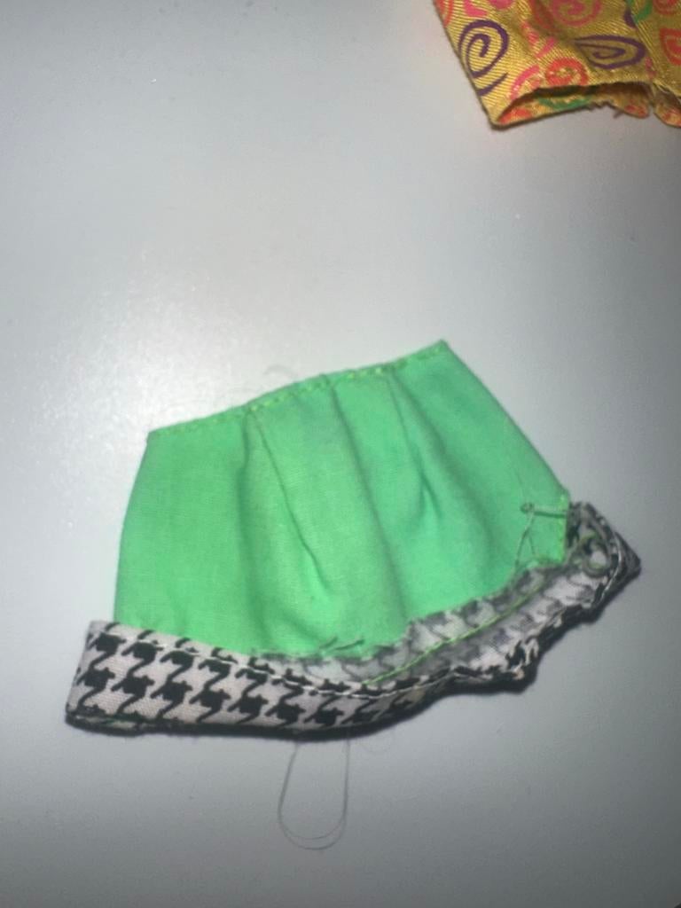 472 Vintage Barbie rokje - Groen met pied-de-poule rand, Verzamelen, Ophalen of Verzenden, Gebruikt
