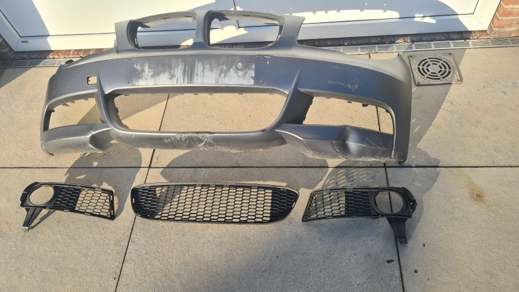 BMW E82 / E88 M-Sport LCI Voorbumper – Mat Grijs + Roosters, Ophalen, Gebruikt, Voor, Bumper