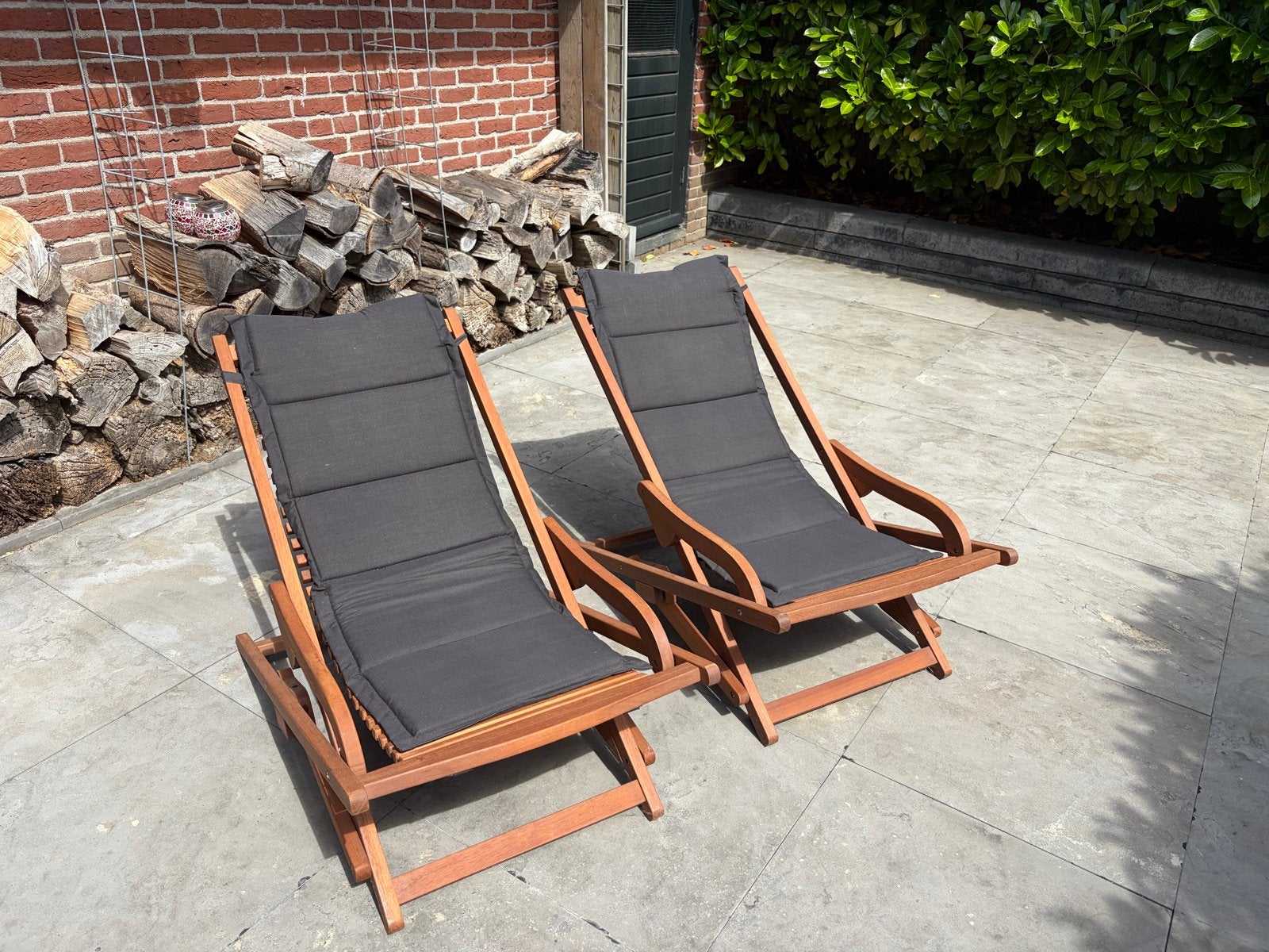 Twee houten ligstoelen met kussens, Ophalen, Gebruikt, Hout, Verstelbaar