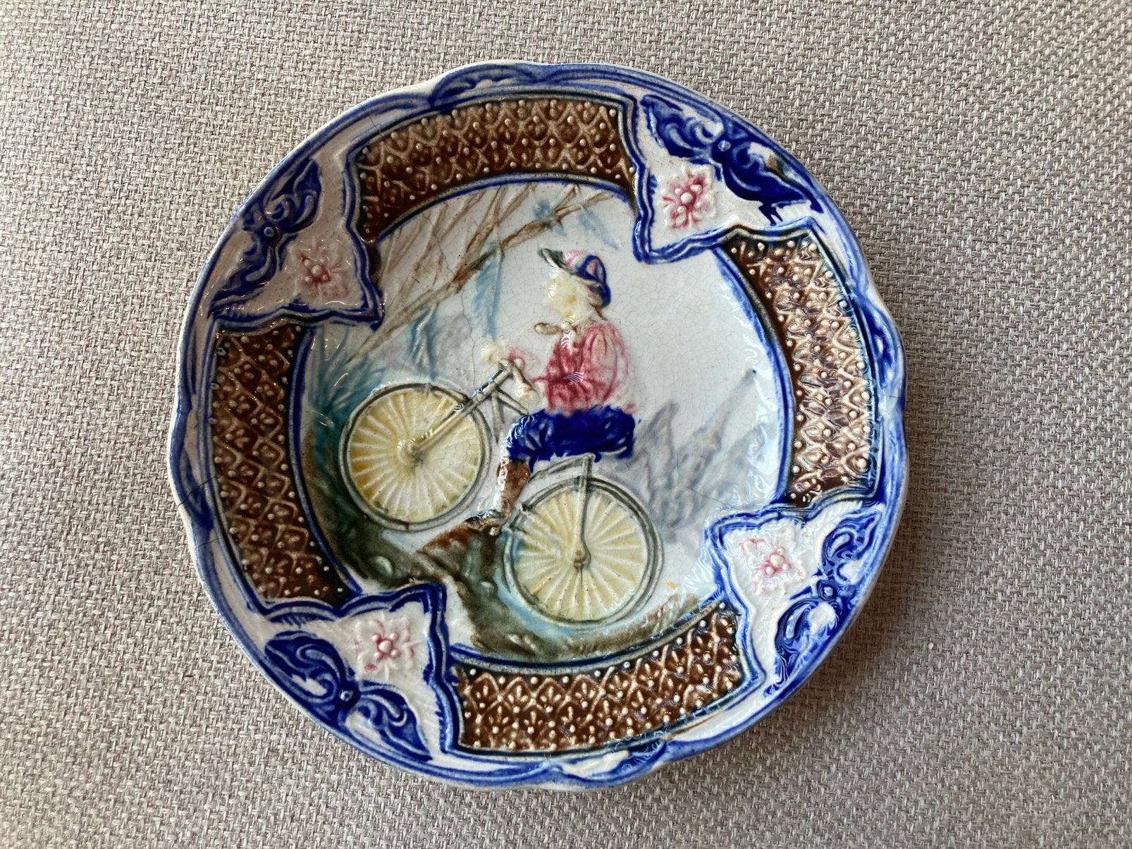 Antiek majolica bord met fietser, België ca. 1900, Ophalen of Verzenden