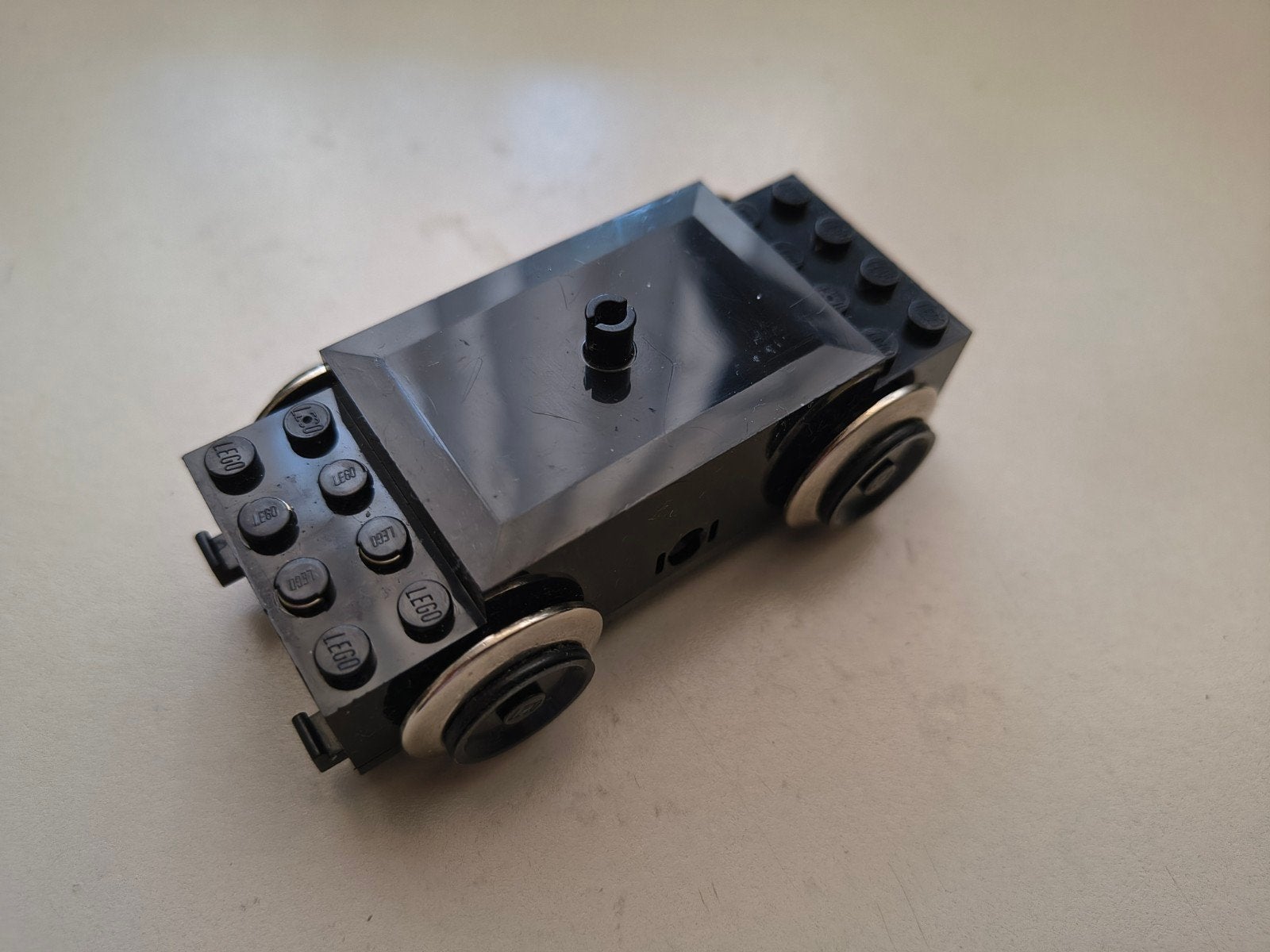 lego 9 volt trein motor met 4 haakjes en pinnetje iprst., Ophalen of Verzenden, Gebruikt, Accessoire, Lego
