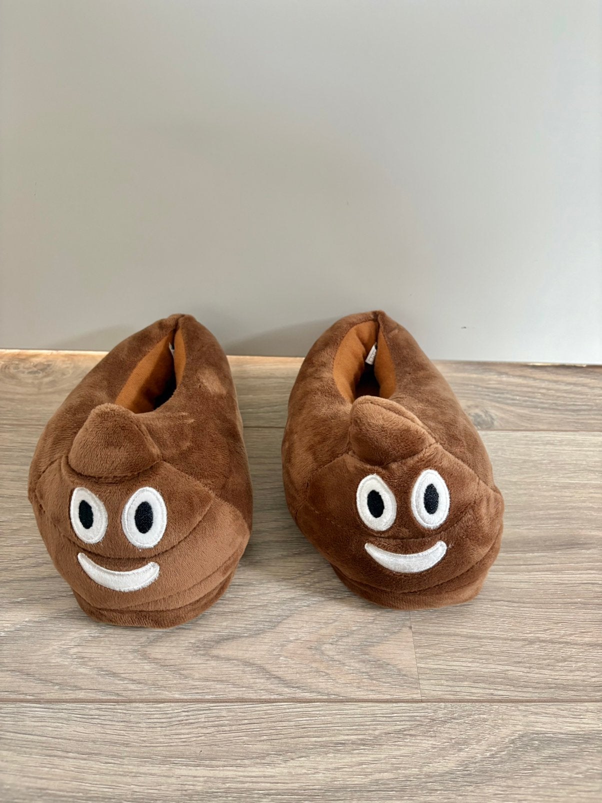 pluche drol-emoji pantoffels - sloffen - maat 31/32, Jongen of Meisje, Overige typen, Nieuw, Ophalen of Verzenden