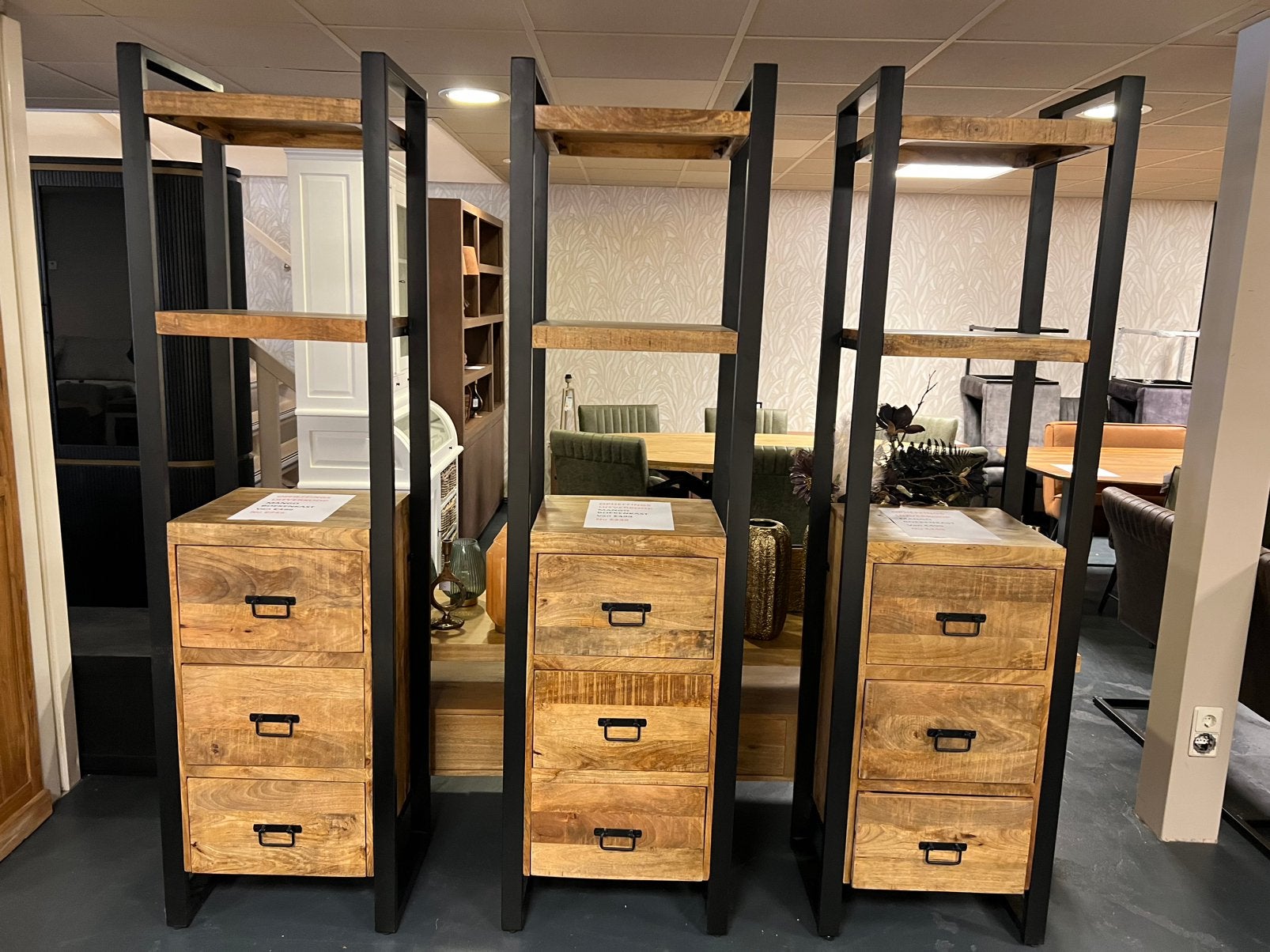 BOEKENKAST MANGO OPRUIMING NU €249,00 PER STUK, Ophalen, Nieuw, Eén