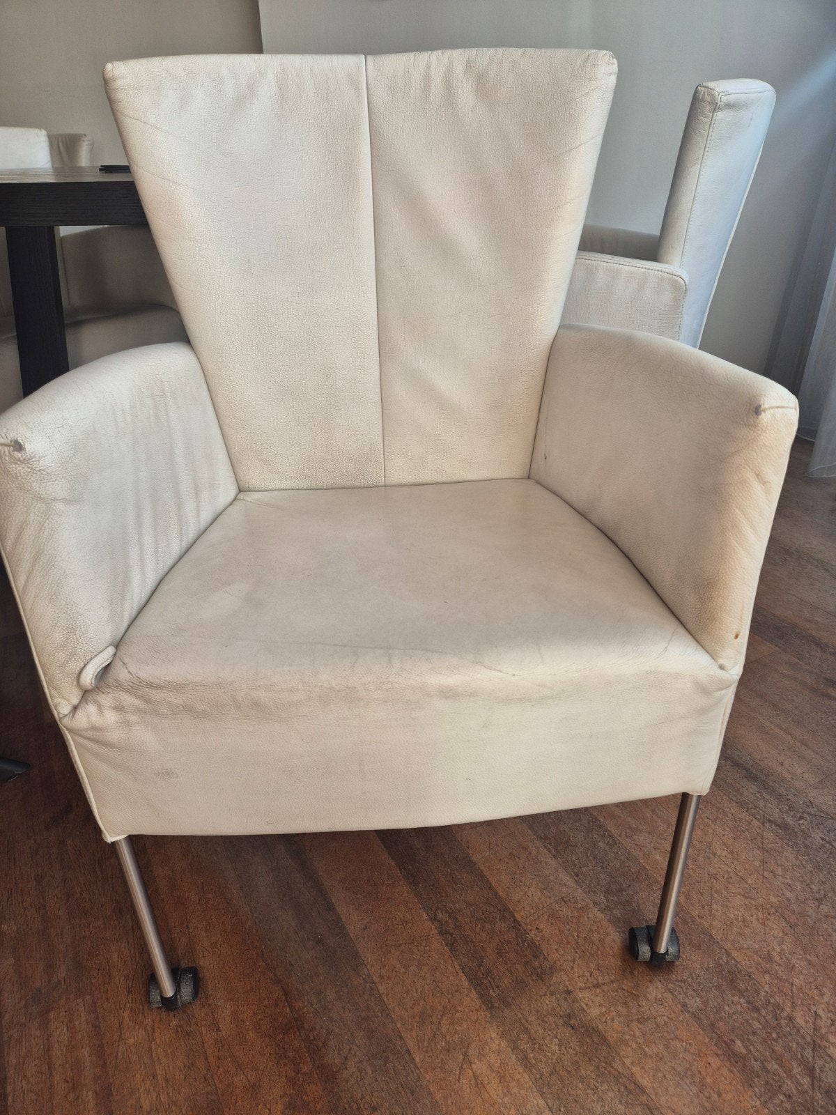 Foto 4 van 6 Witte Leren Eetkamerstoelen op Wieltjes - 2 Standen