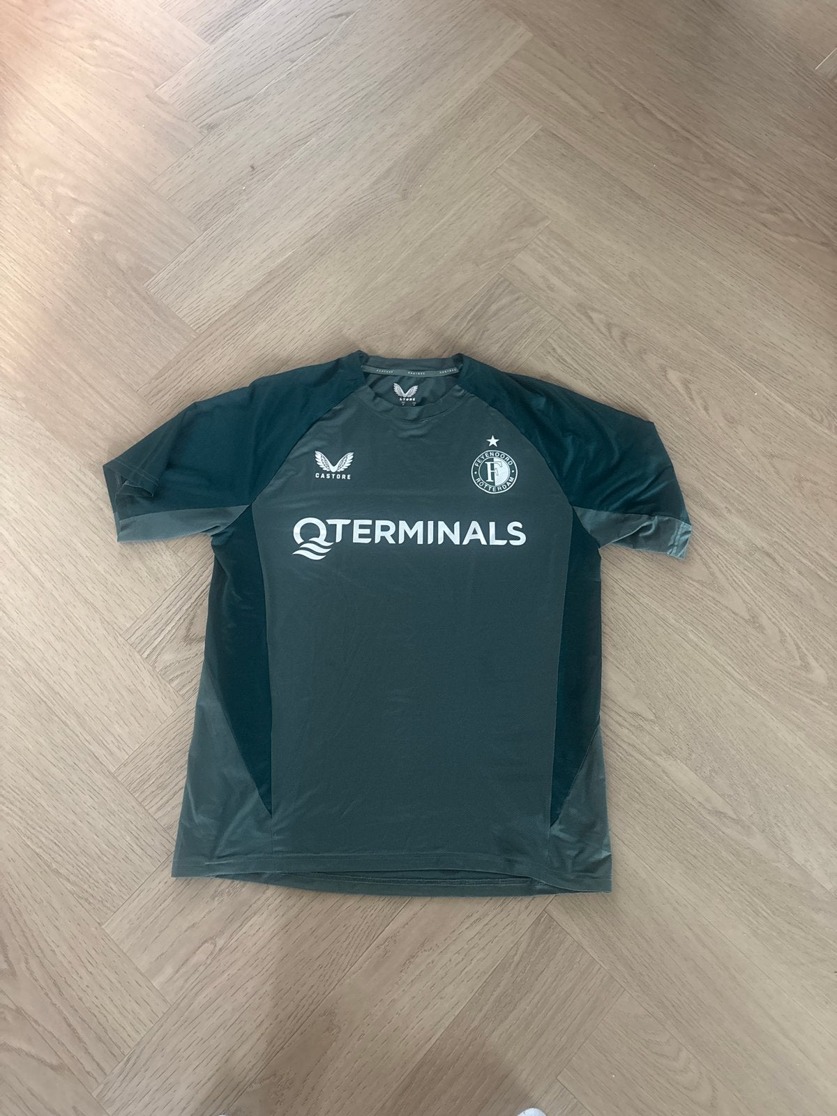 Castore Qterminals feyenoord Shirt - Maat M, Ophalen of Verzenden, Zo goed als nieuw, Maat 52/54 (L), Groen